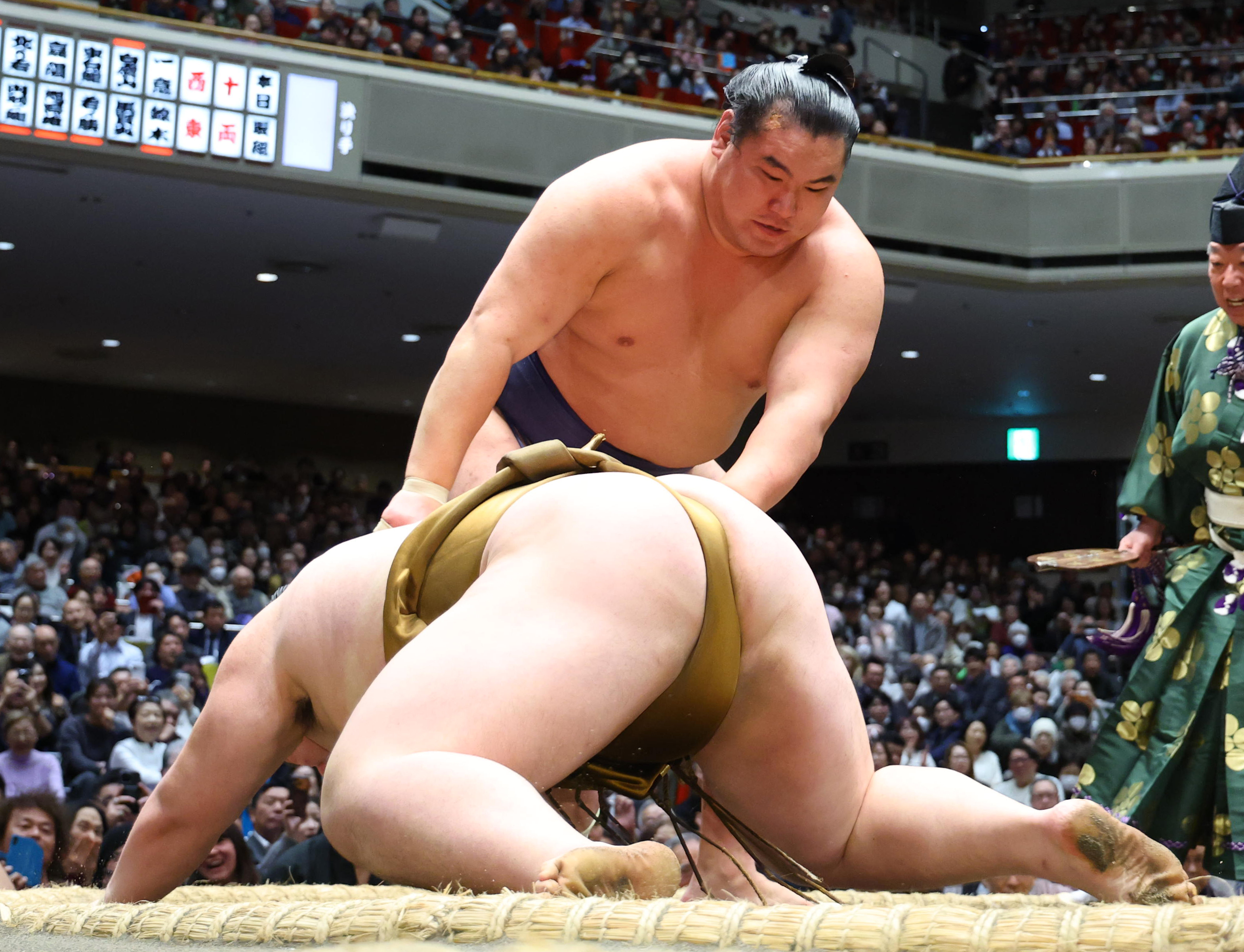 3kids mom R です。豊昇龍 2点 豊昇龍は連敗を2でストップ 左膝に不安を抱える中で同期入門の王鵬を