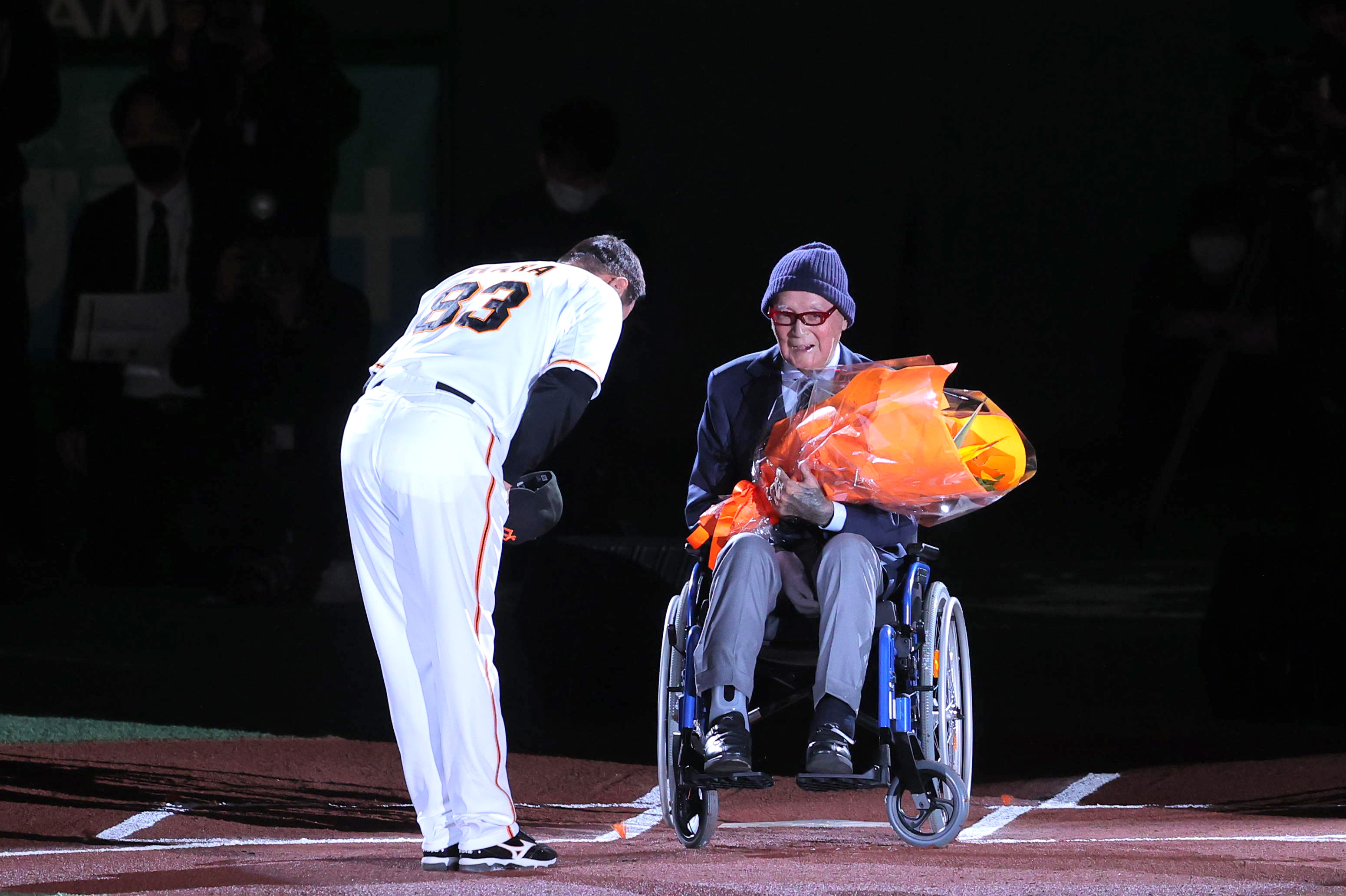 中日戦の前に巨人・長嶋茂雄終身名誉監督の祝賀セレモニー 車いすに 