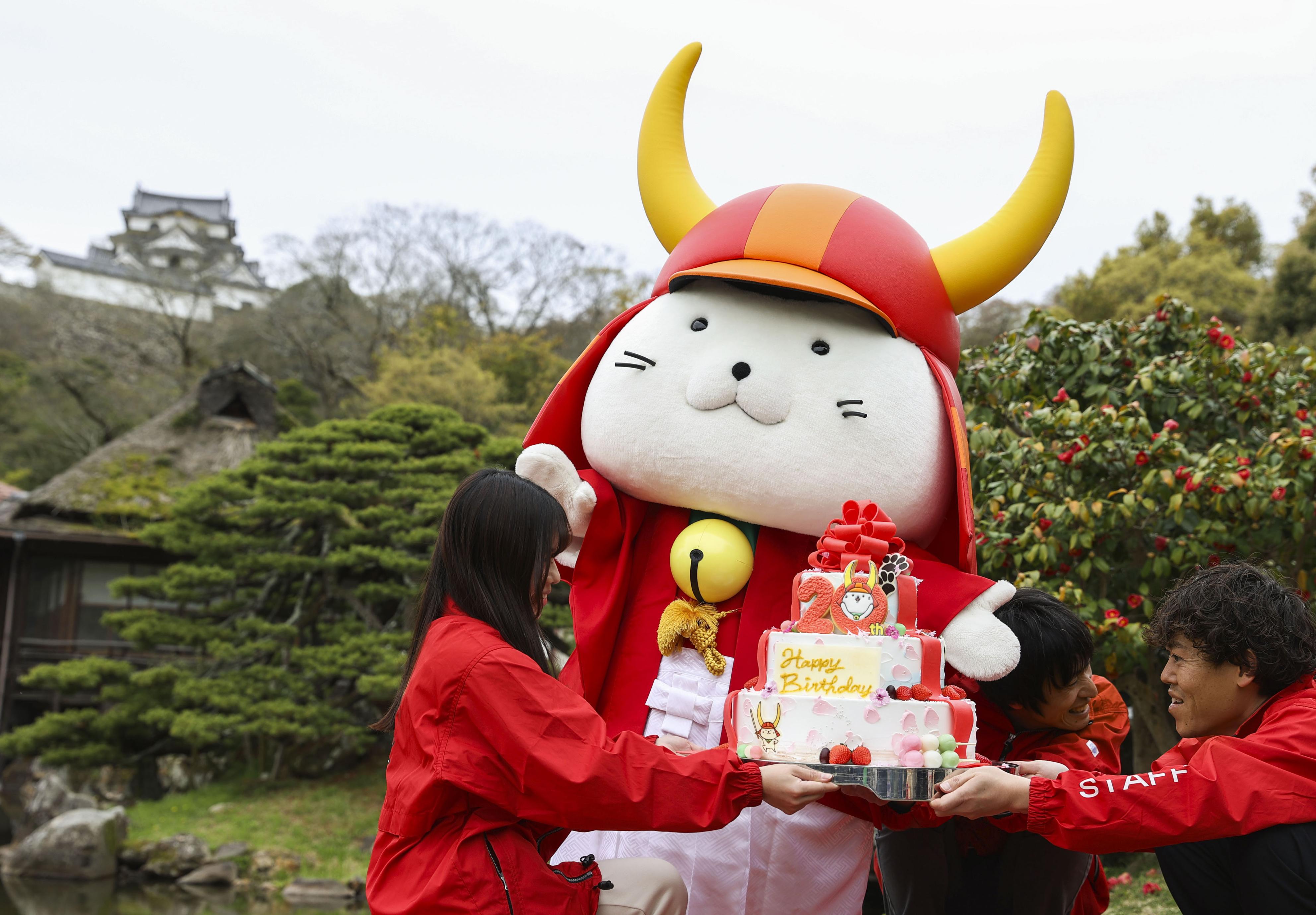 ひこにゃん」20回目の誕生日 彦根城で記念イベント 花束受け取り体
