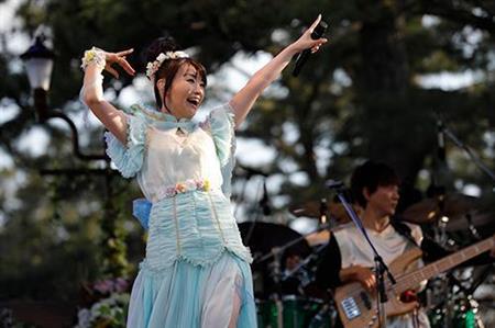 水樹奈々が出雲大社でライブ 高さ３メートルのみこしに乗って登場 イザ