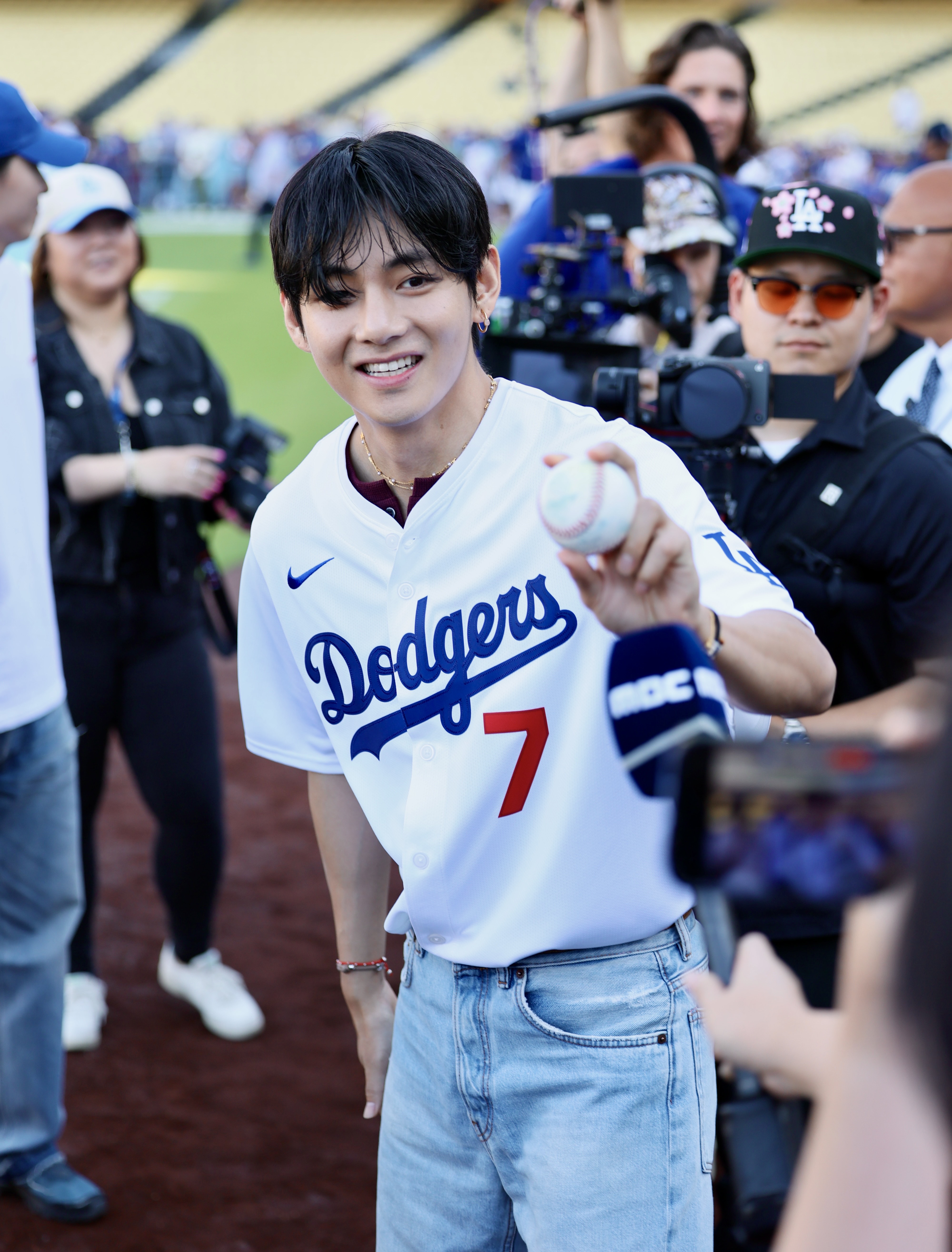 韓国BTSのVさんが始球式、山本由伸に投球 大谷翔平ともベンチで対面