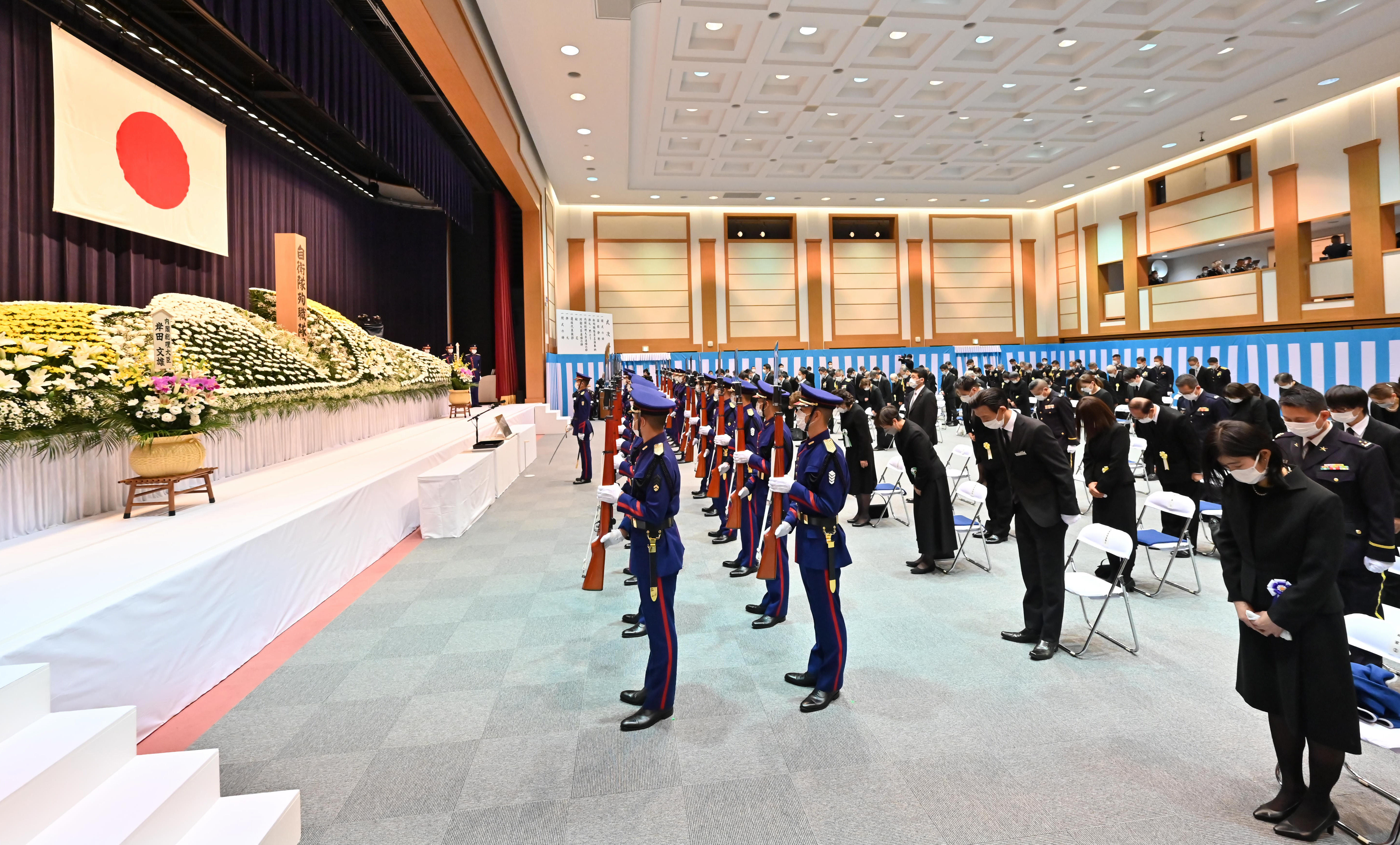 首相が自衛隊殉職隊員追悼式に参列 １８人に哀悼の意 産経ニュース