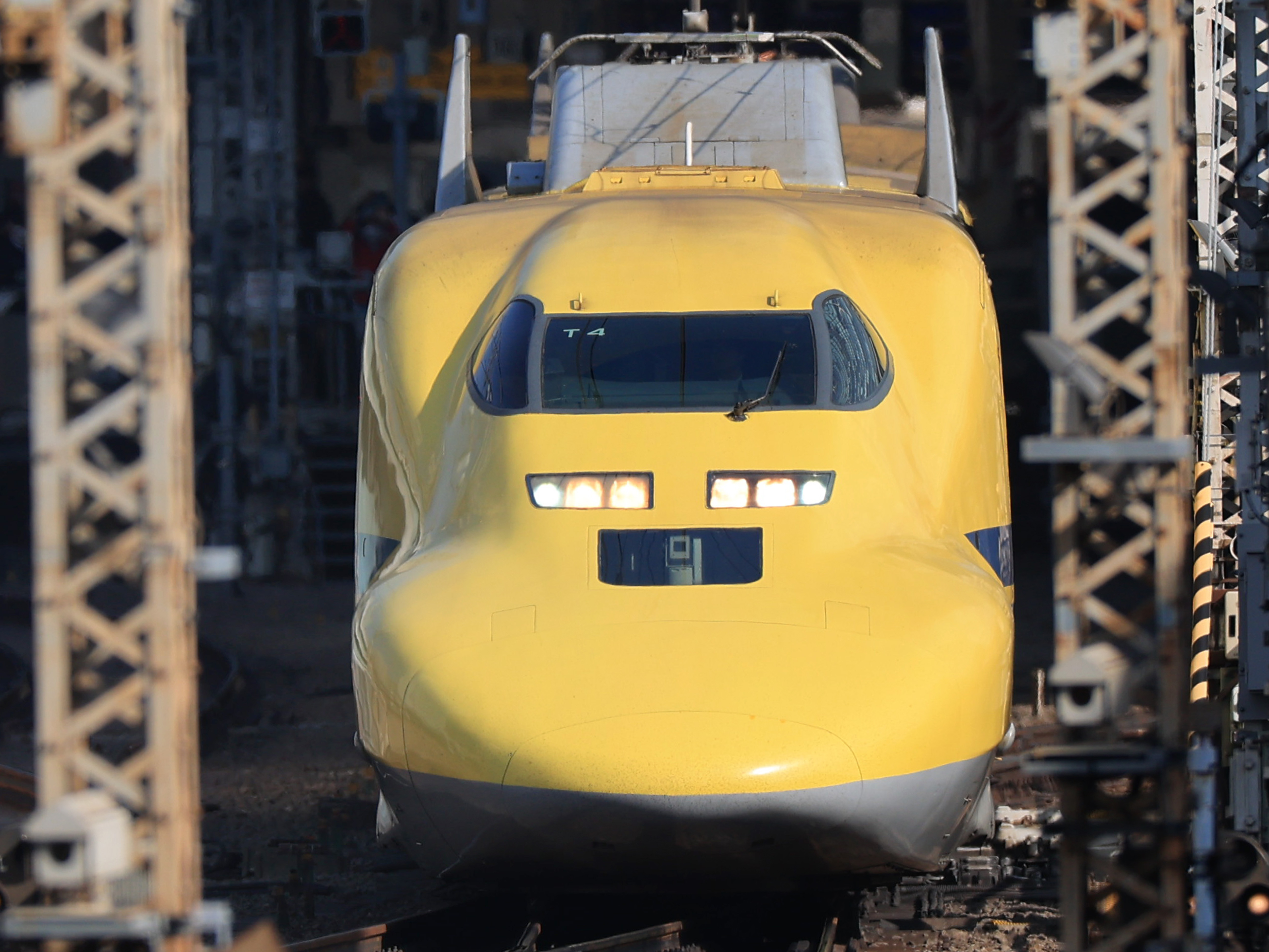 動画】「ドクターイエロー」引退間近 2編成が走行、沿線に多くの鉄道