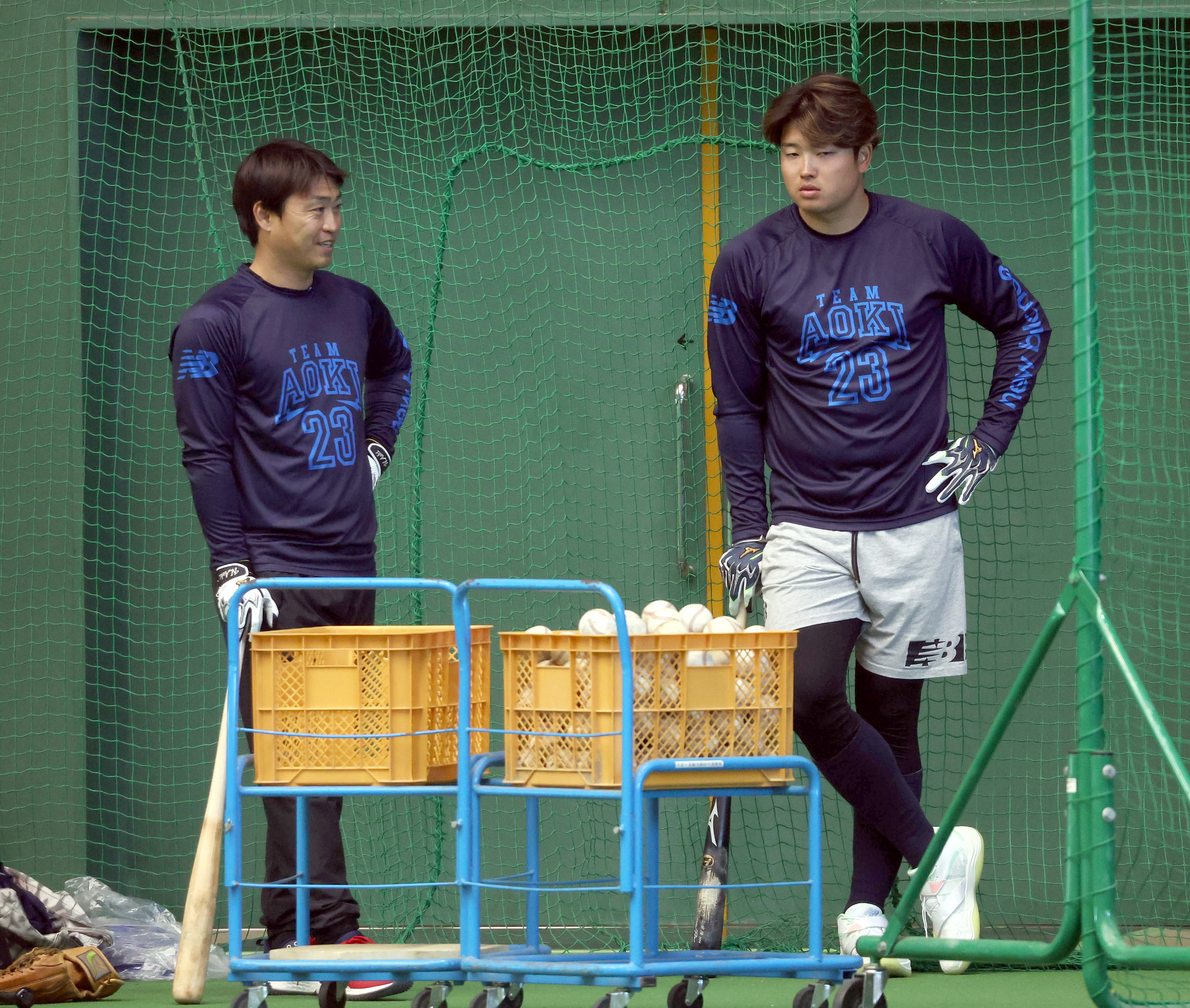 ヤクルト・村上宗隆、宮崎日向自主トレ公開「チーム青木」のロングT