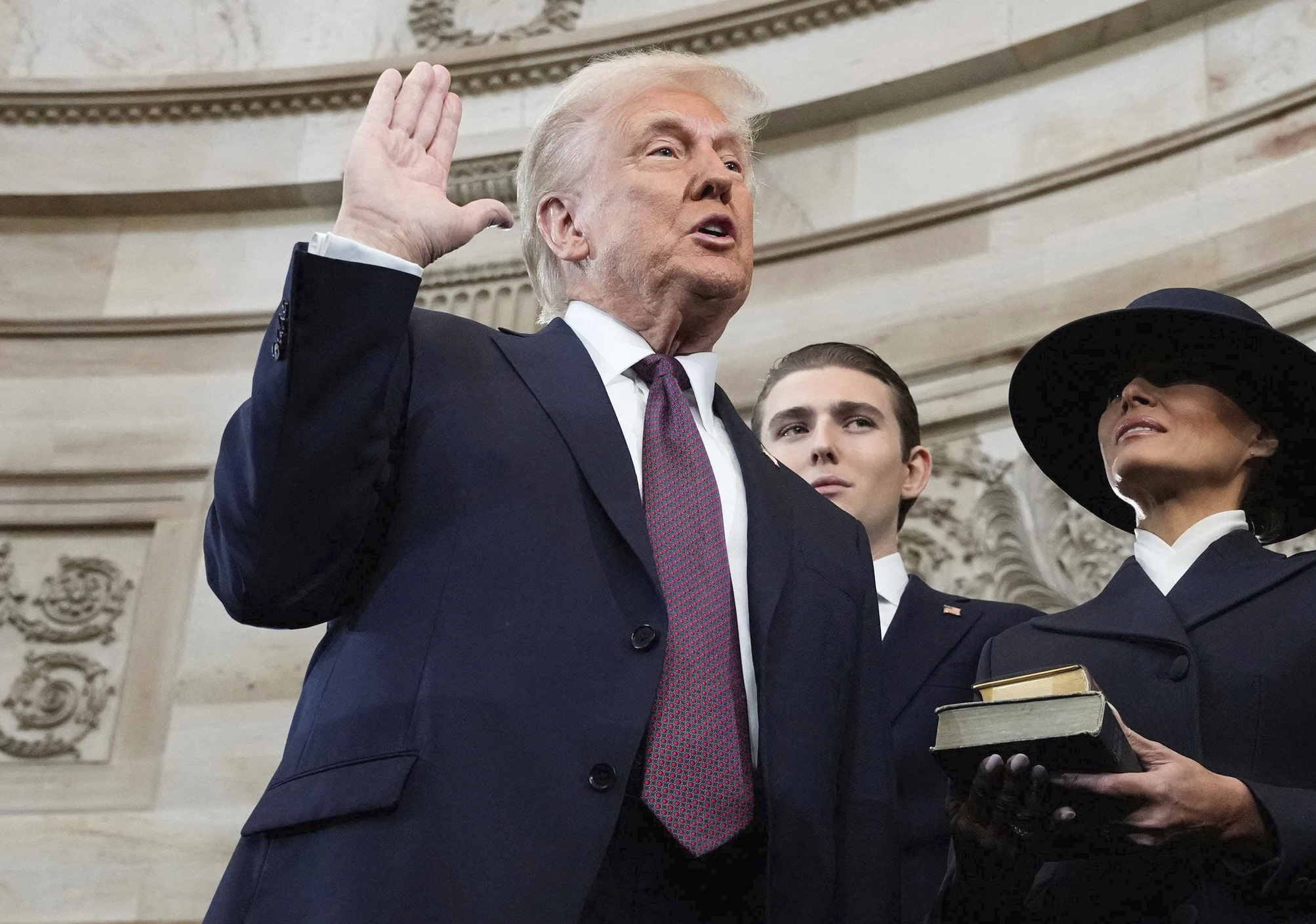 トランプ氏聖書に手置かず 就任宣誓、慣例忘れる？ 信心深さを疑う意見