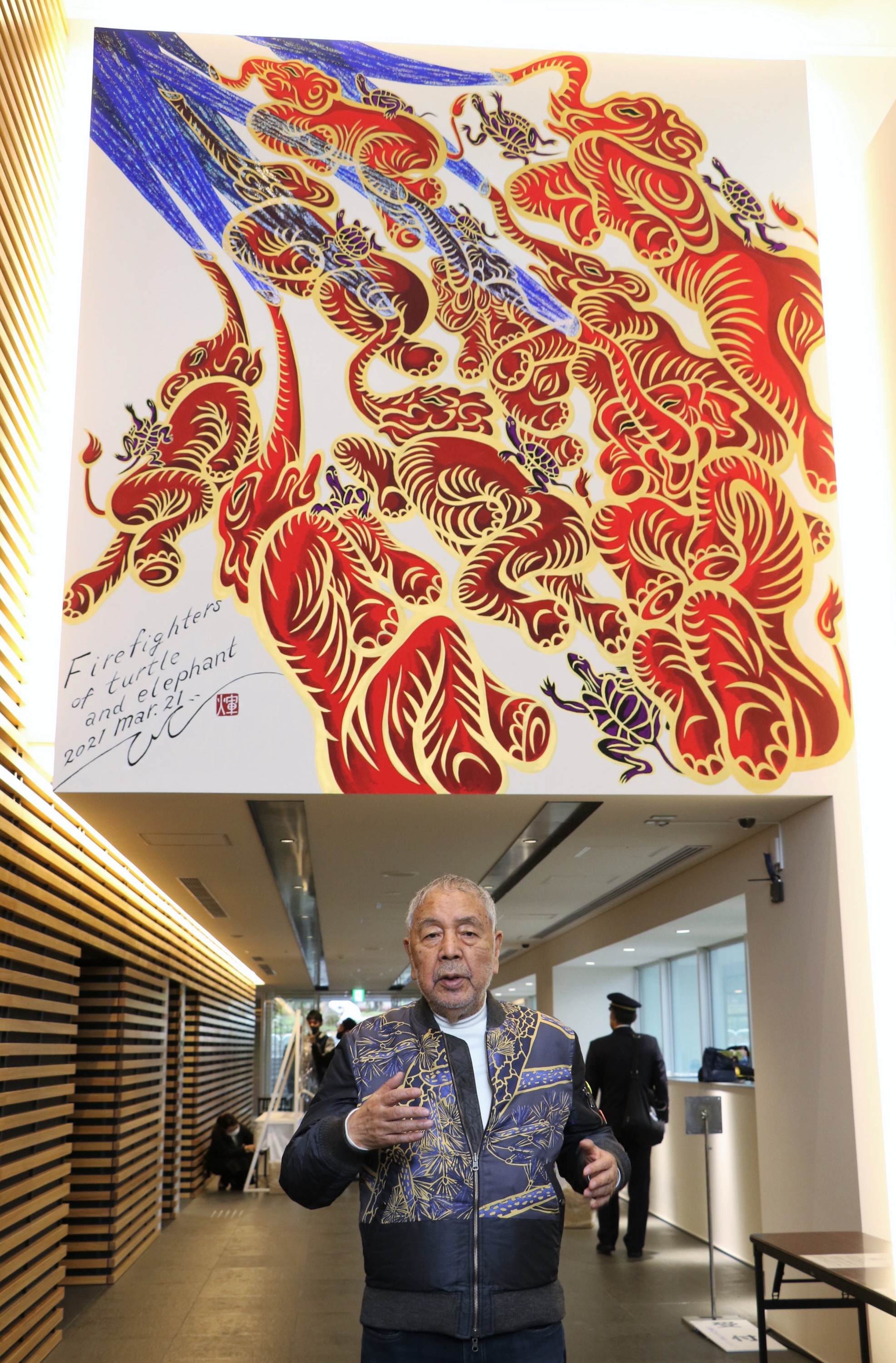最後の青龍描き古都護る神獣「四神」完成 警察署の壁画に82歳絵師