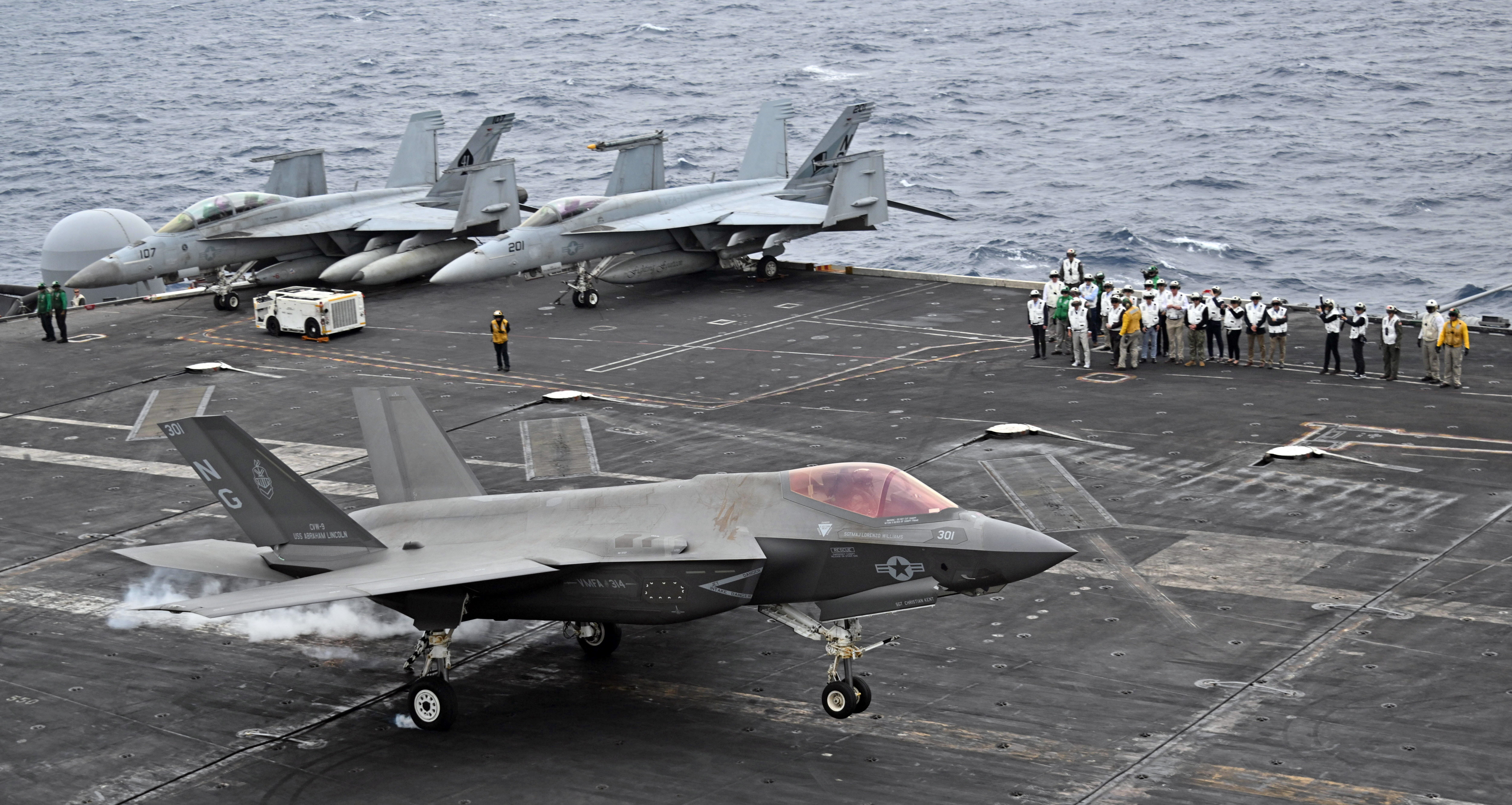 林外相の米空母視察に同行 F35C離着艦、轟音響く - 産経ニュース