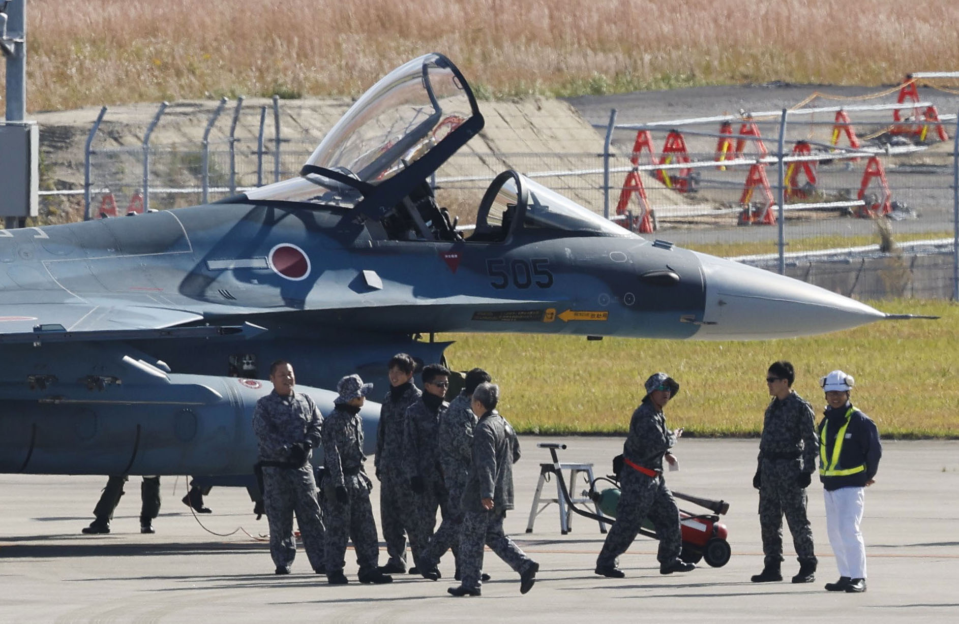 戦闘機用滑走路 戦闘機を道路に降ろすの!? 緊急発着訓練の一部始終 北欧メーカーが映像