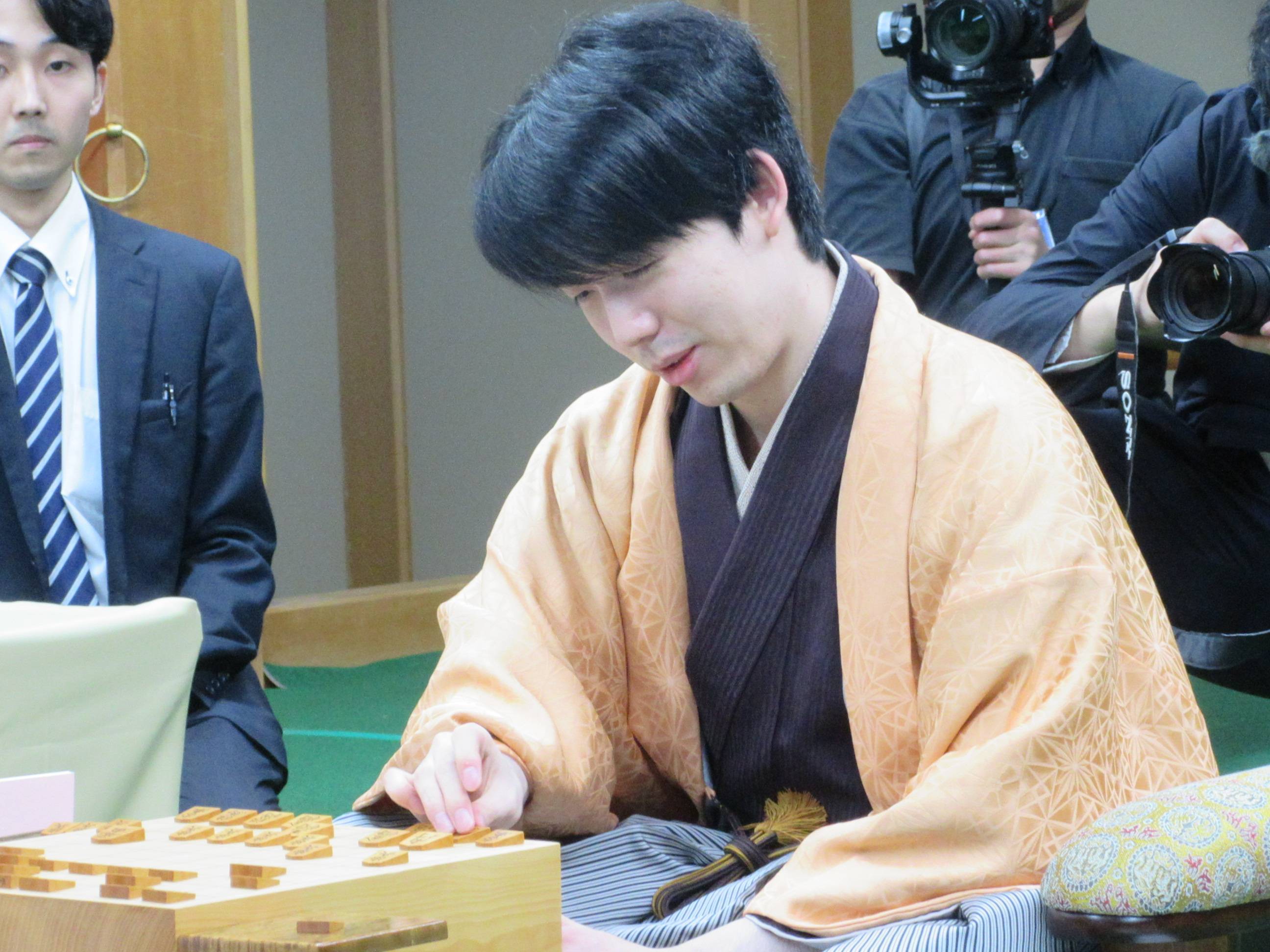 藤井聡太 第49期新入王 フィギュア 藤井聡太竜王 2025年新春記者会見「結果の波、小さくしたい