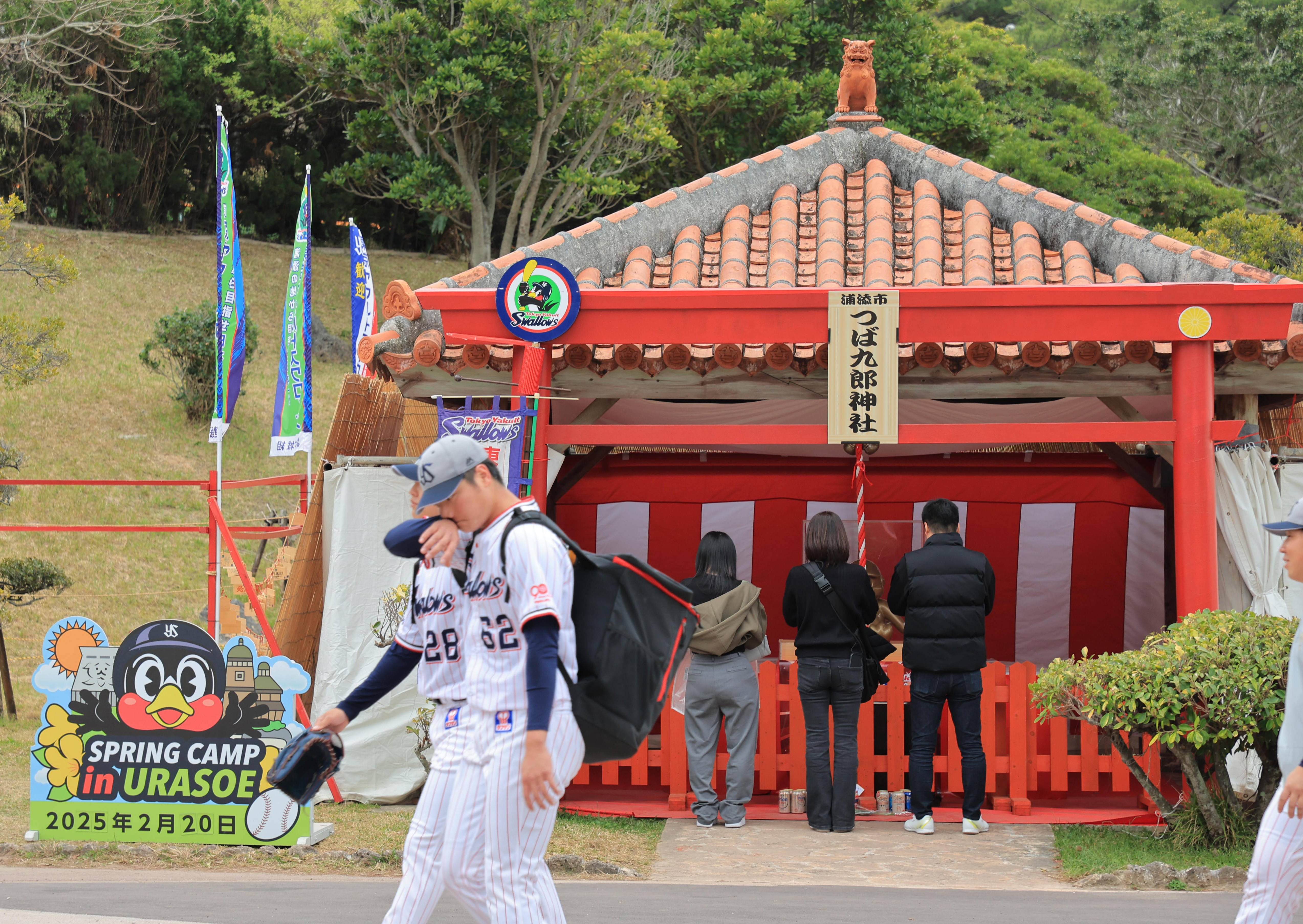 中の人、替えがきかない」 悲しみに包まれる沖縄の「つば九郎神社