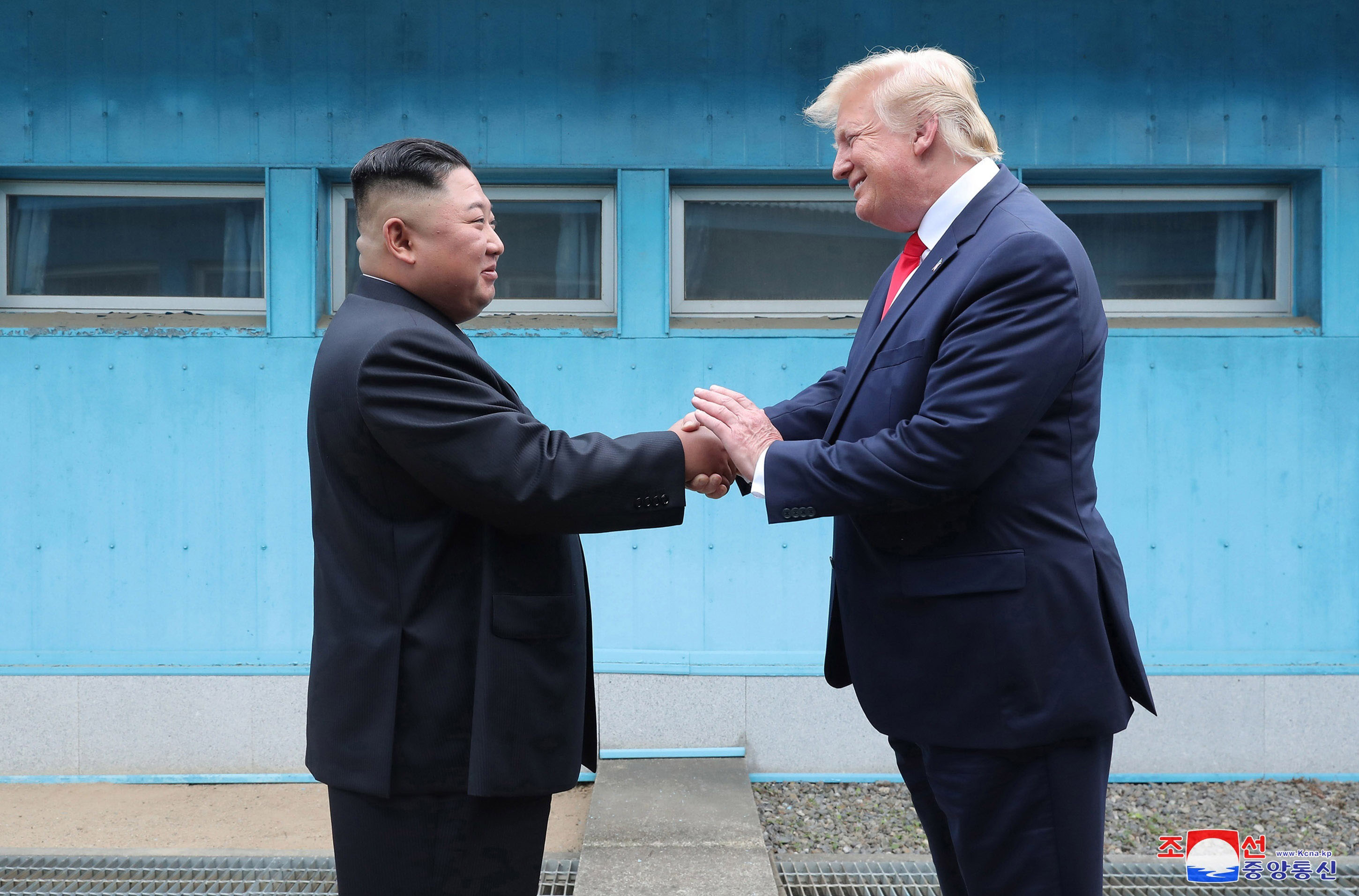 板門店でライフルの銃口が私に…」 トランプ氏、金正恩氏との6年前の