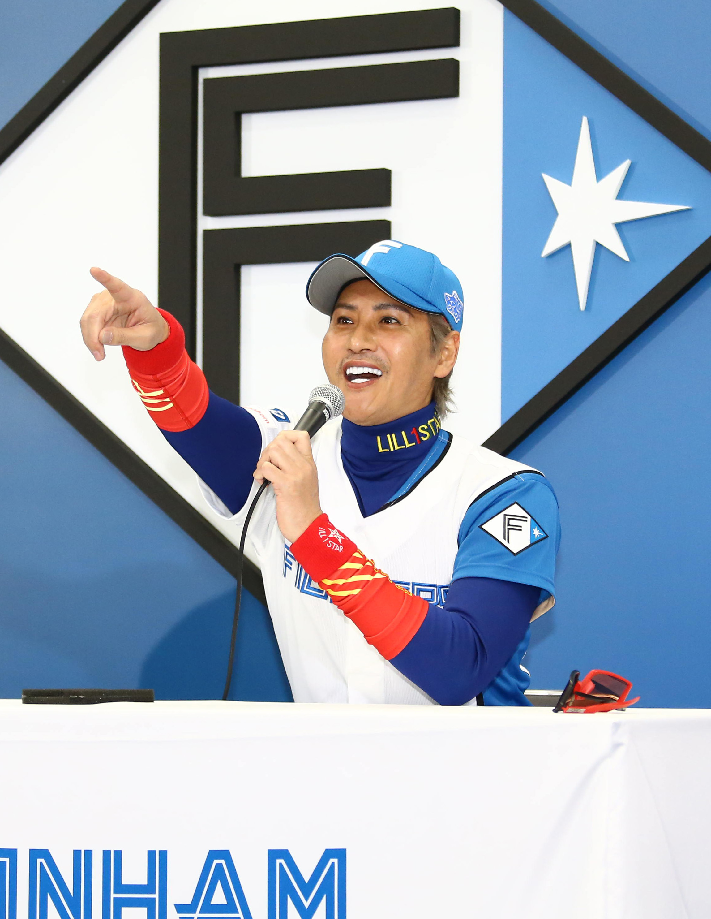 日本ハム・新庄ビッグボスが新ユニホームで背番号「1」初披露 「つけ