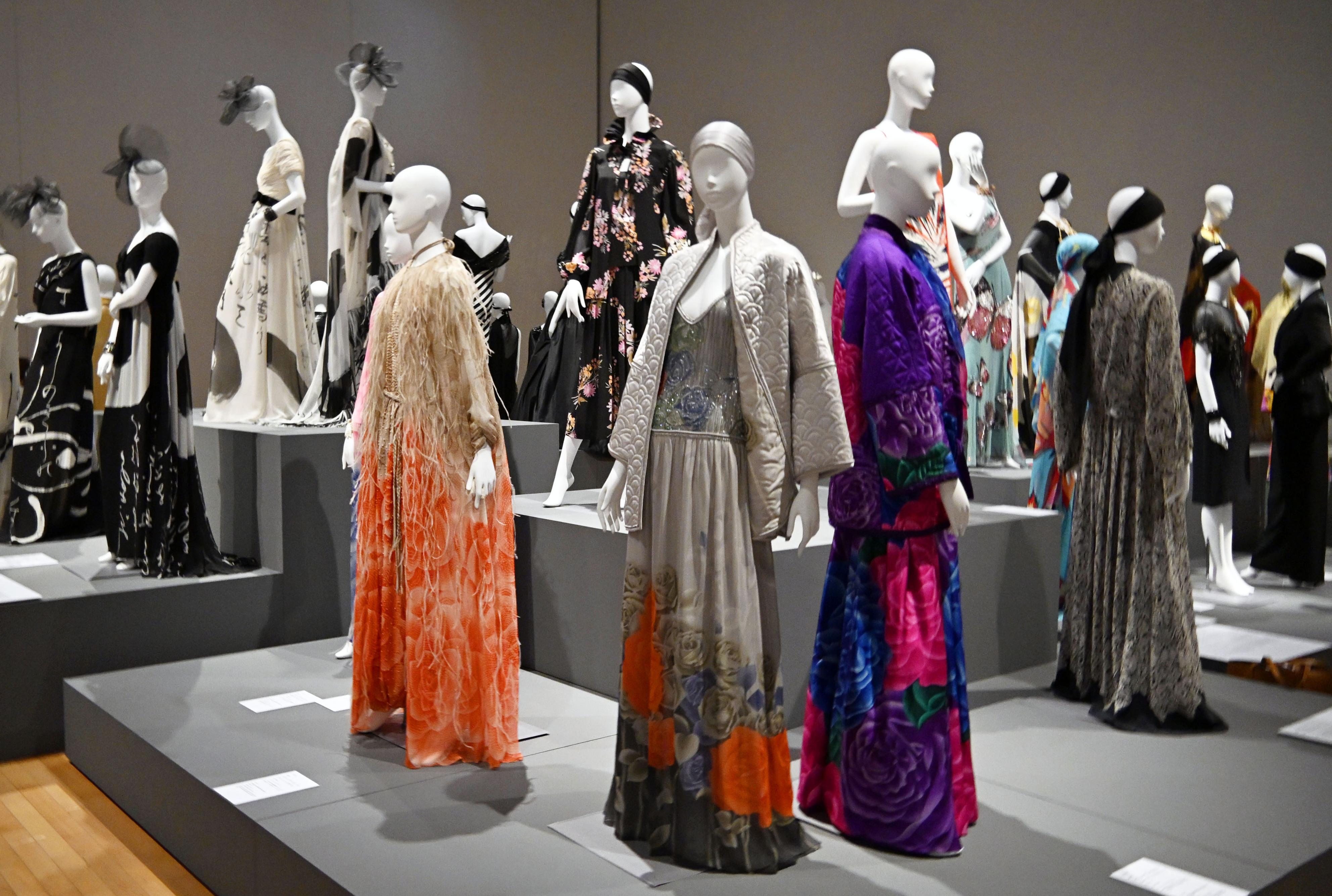 森英恵デザイン人形 森英恵の生誕100年を記念した大規模展覧会が島根に続き東京でも開催