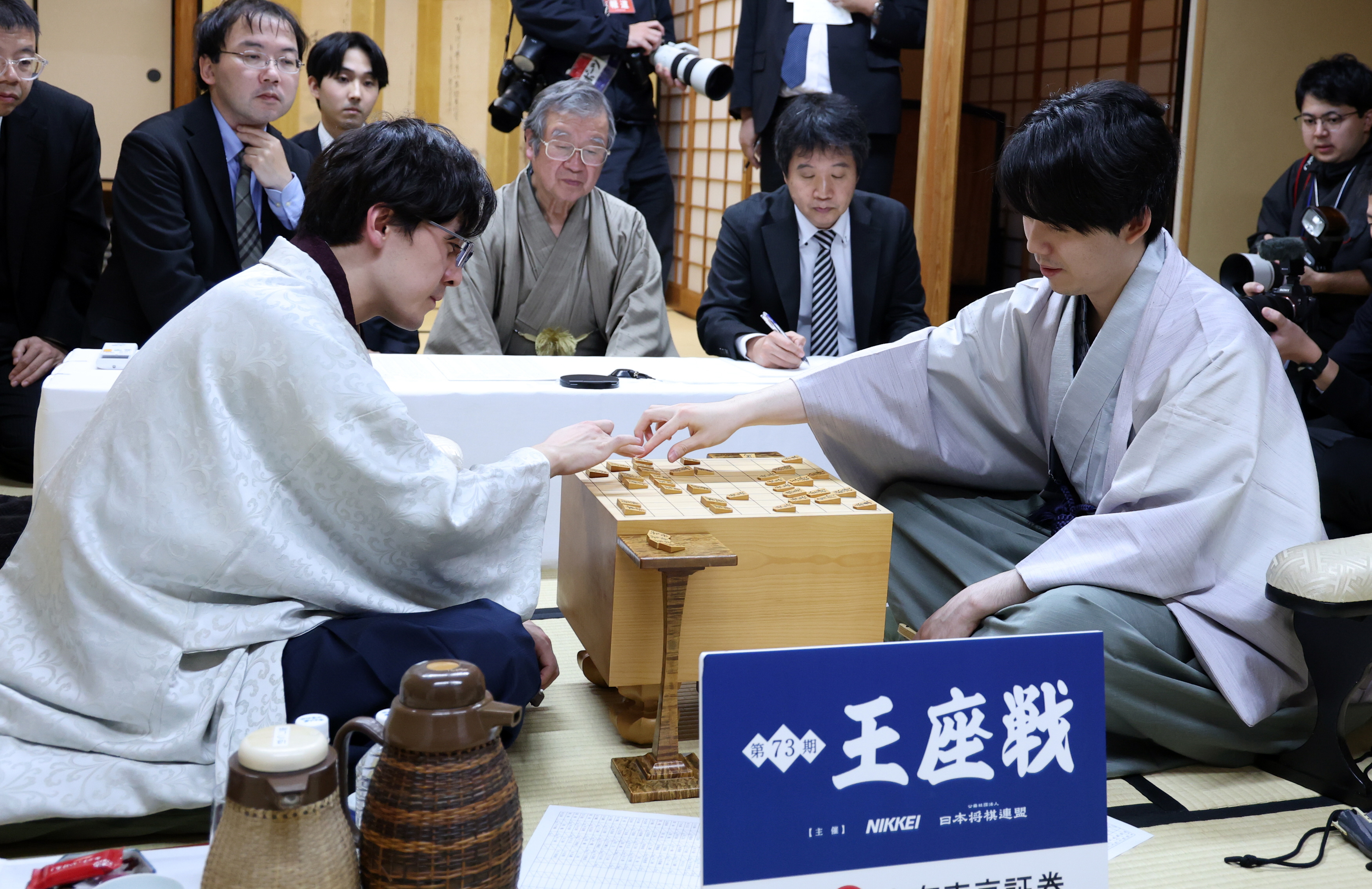 将棋・藤井聡太「6冠後退」がSNSで歓迎されたワケ（1/2ページ） - zakⅡ