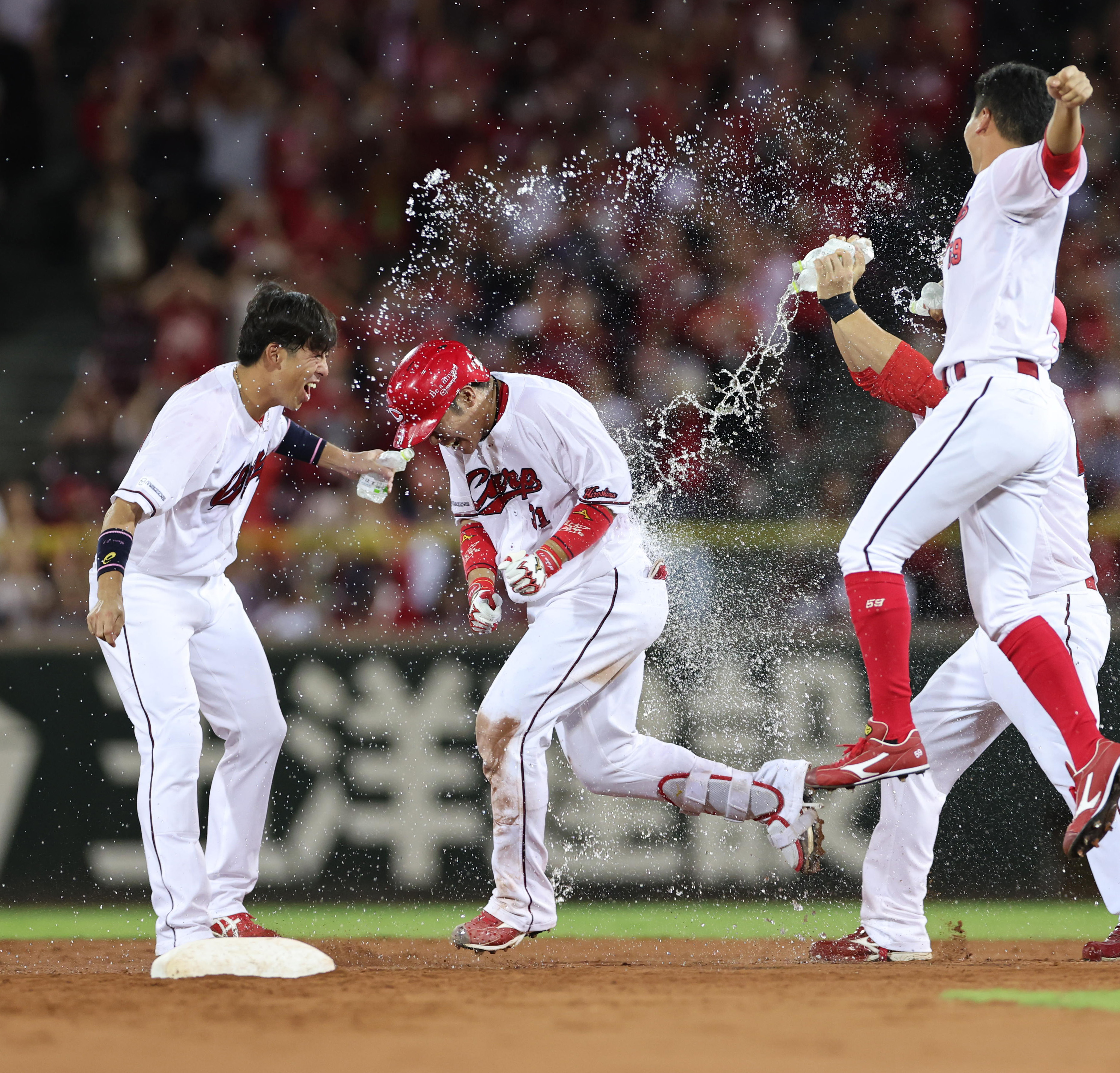 広島がサヨナラ勝ち　坂倉の犠牲フライが決勝打に