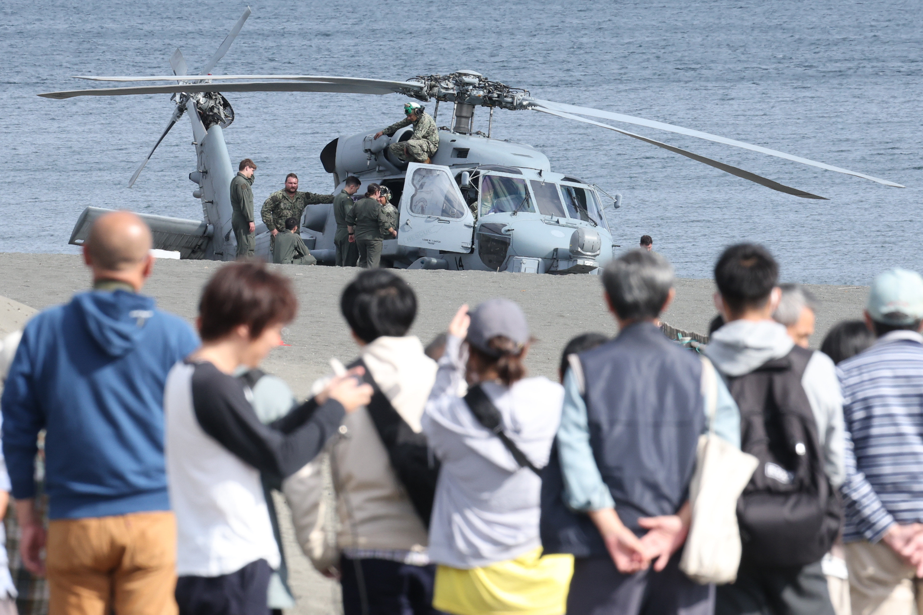 動画】不時着ヘリは米軍厚木基地所属 搭乗員3人にけがなし 神奈川