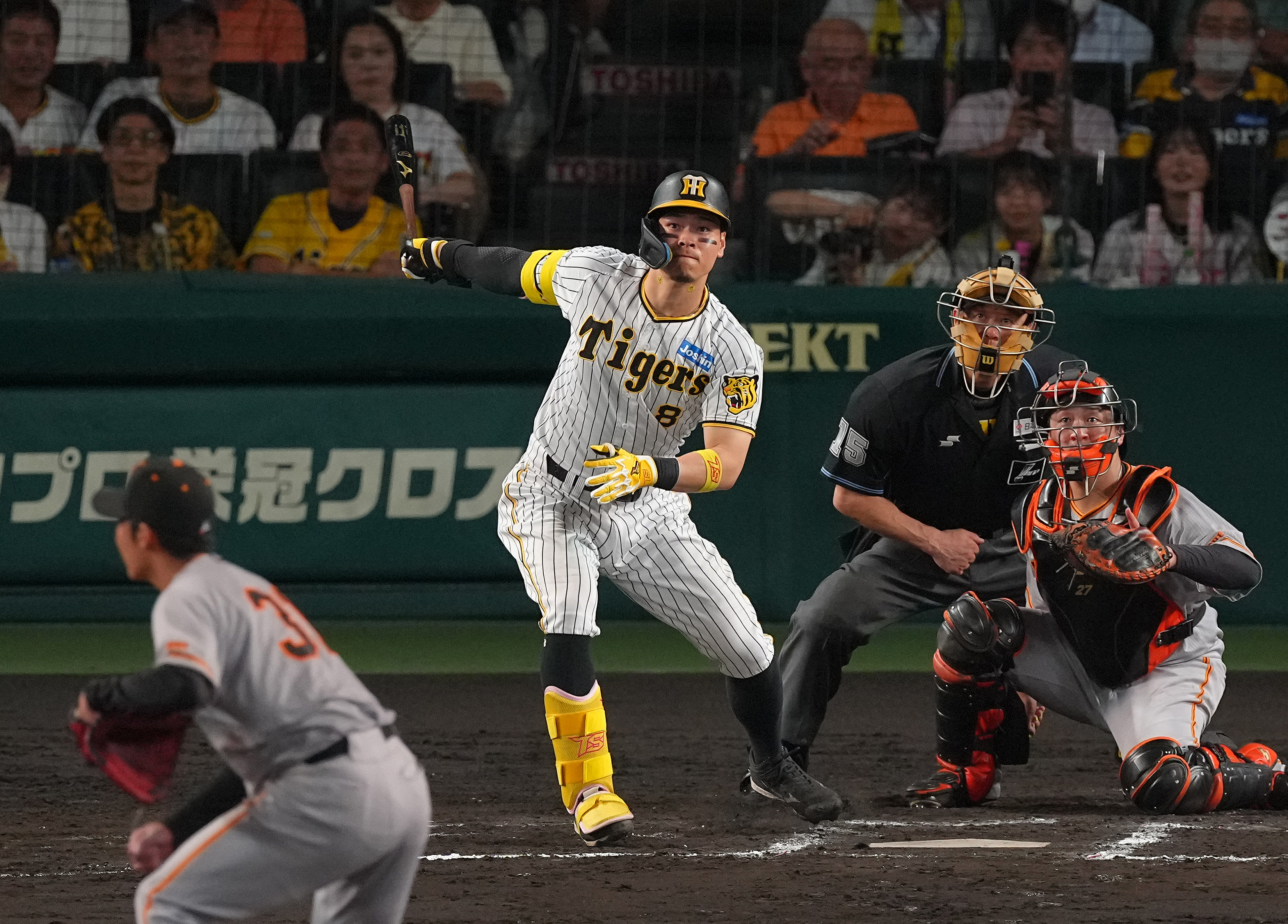 阪神・佐藤輝明がV呼び込むバックスクリーン弾「僕史上で一番