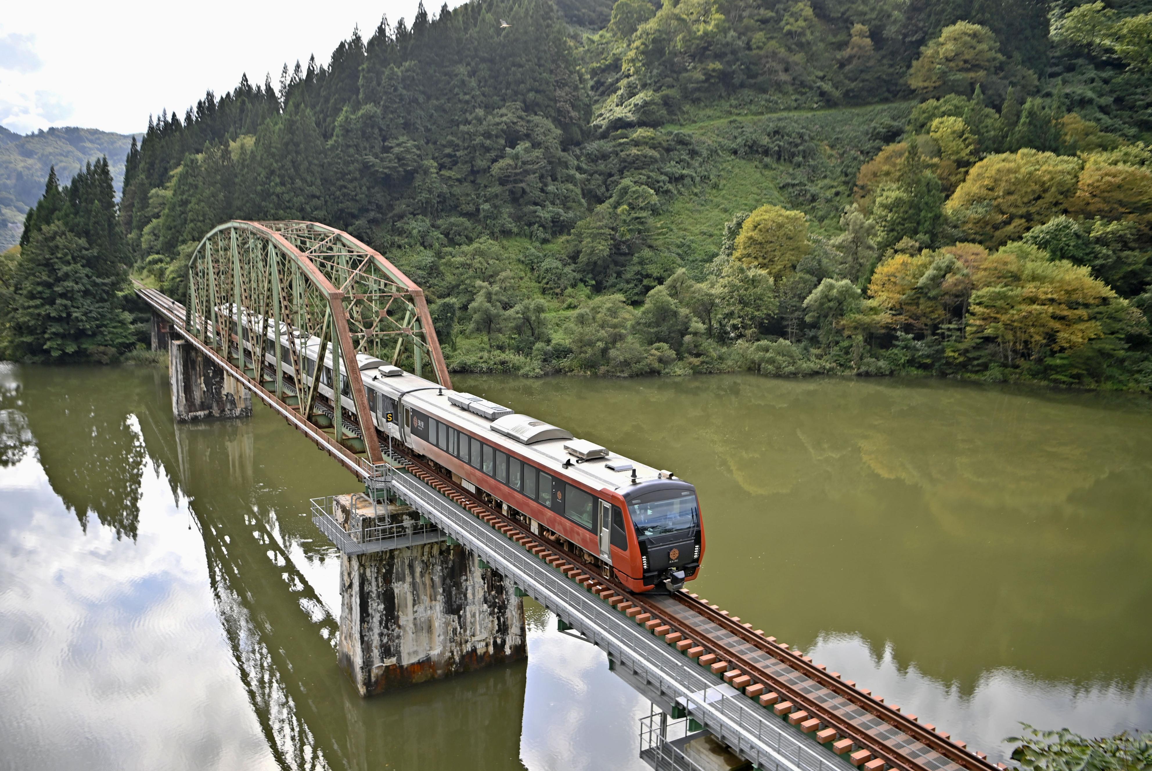 【フォト】復活１年、手を振り歓迎 ＪＲ只見線で記念列車 - 産経ニュース