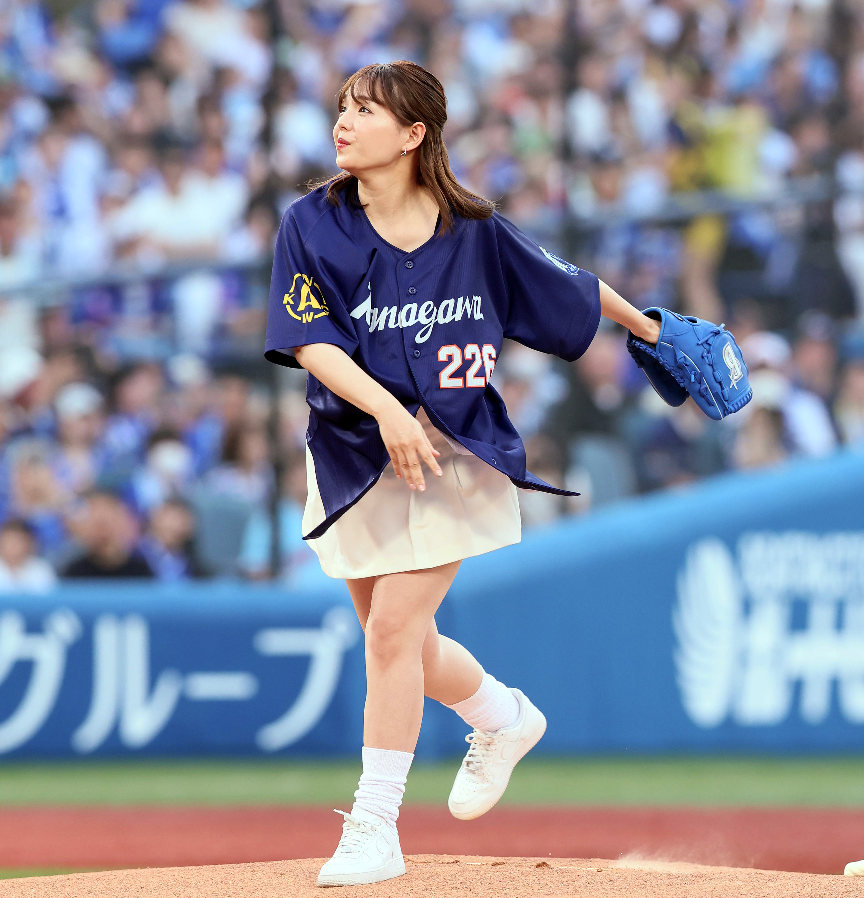 グラドル篠崎愛が白ミニスカ姿で始球式 オールスター競輪平塚ナイター