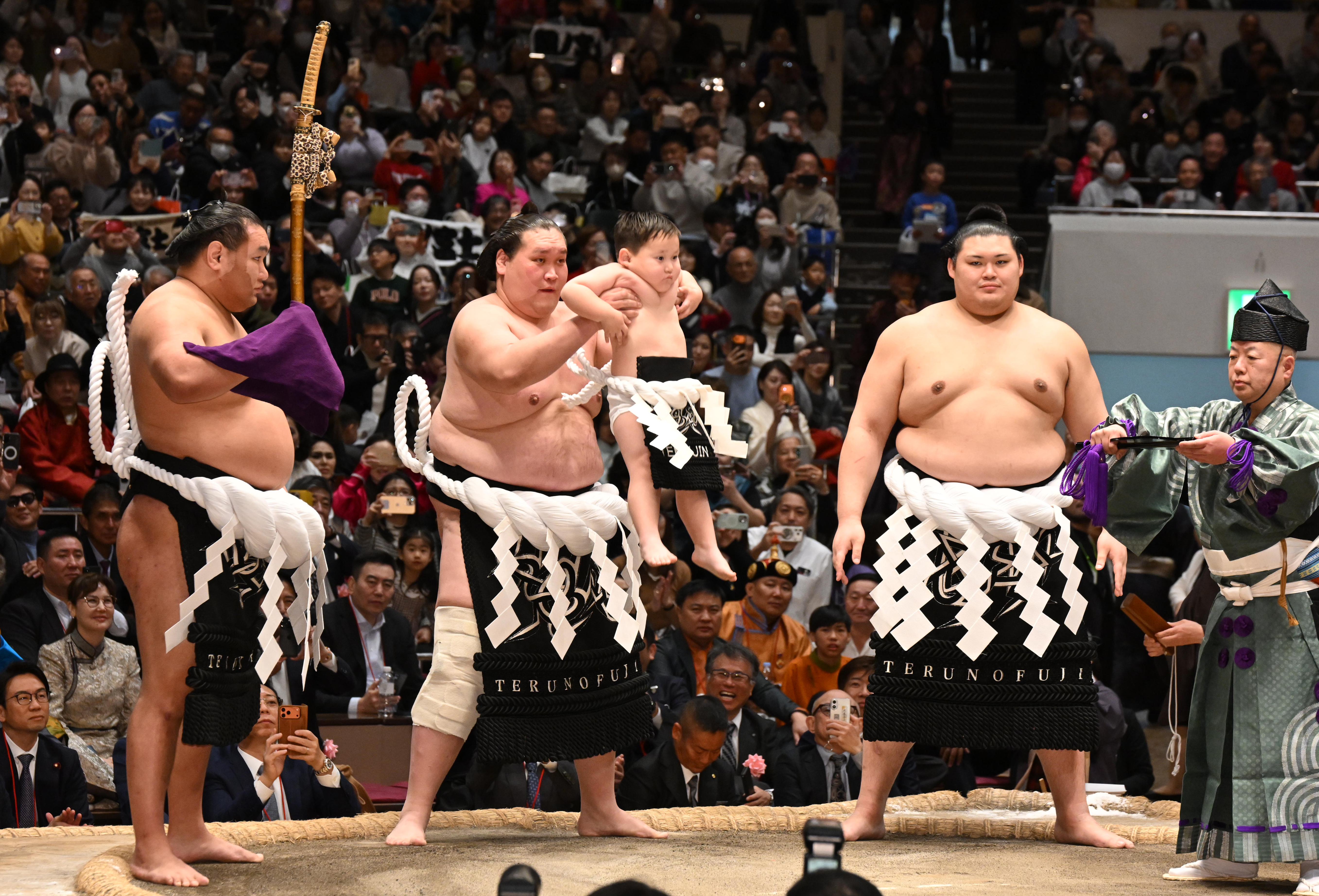横綱豊昇龍「肩にくるね」 元横綱照ノ富士最後土俵入りで太刀持ち