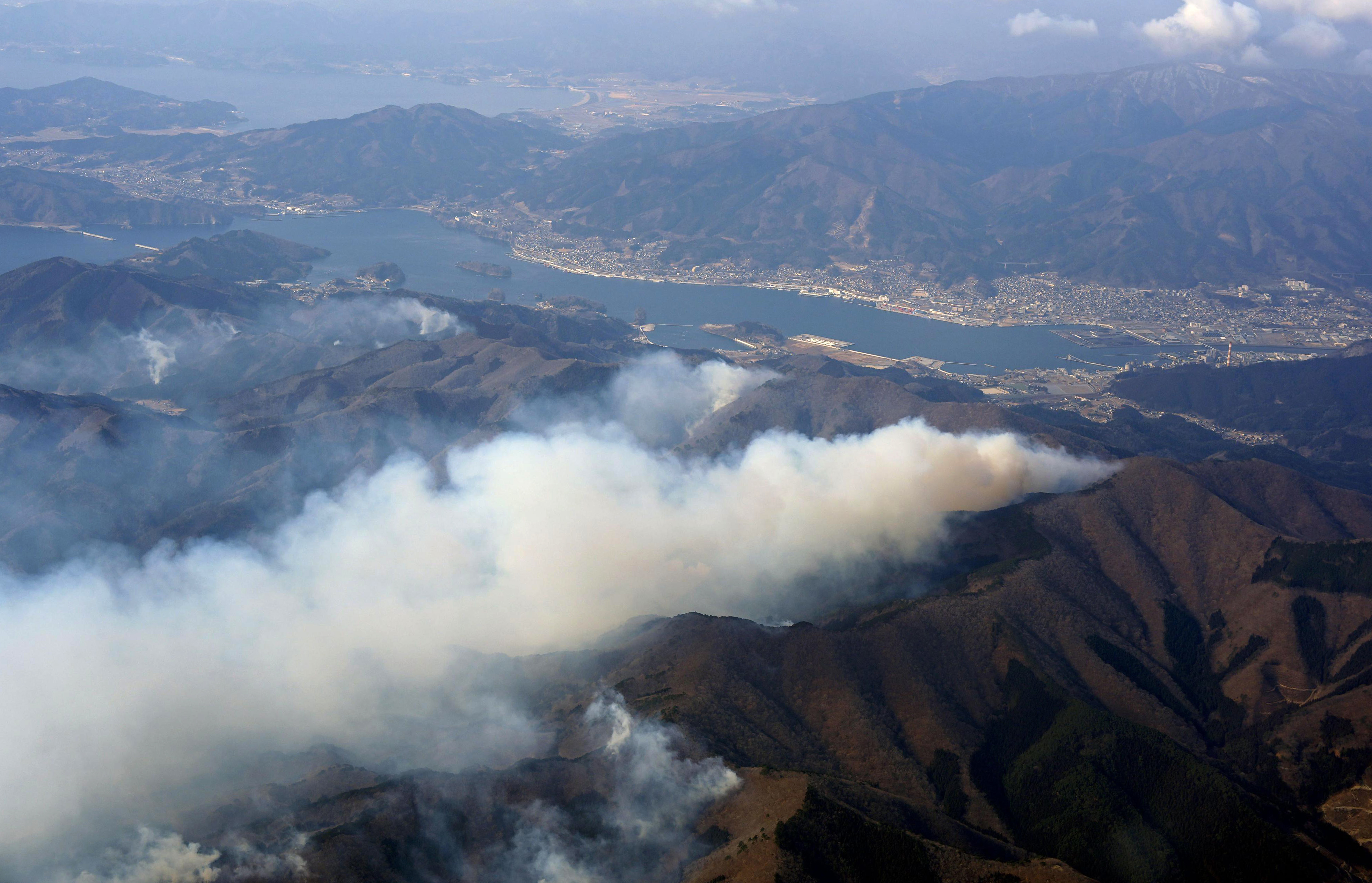 強風と乾燥で1400ヘクタール焼失 1000人以上が避難所生活 大船渡の山林