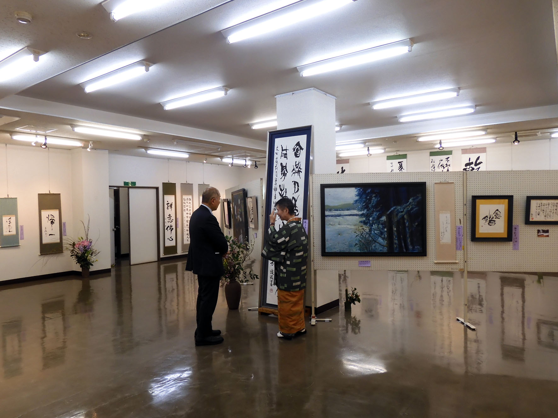 目を惹く篆書大作 東北の郷愁漂う「泉の会新春展」開催中 千葉・四街道