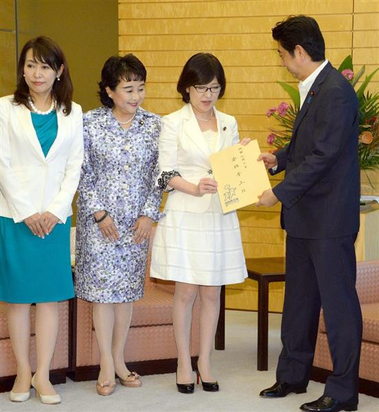 政界徒然草 細い足が魅力的 稲田朋美氏 ファッションｐｌａｙｂａｃｋでわかったオシャレ番長と防衛相辞任の必然性 3 6ページ 産経ニュース