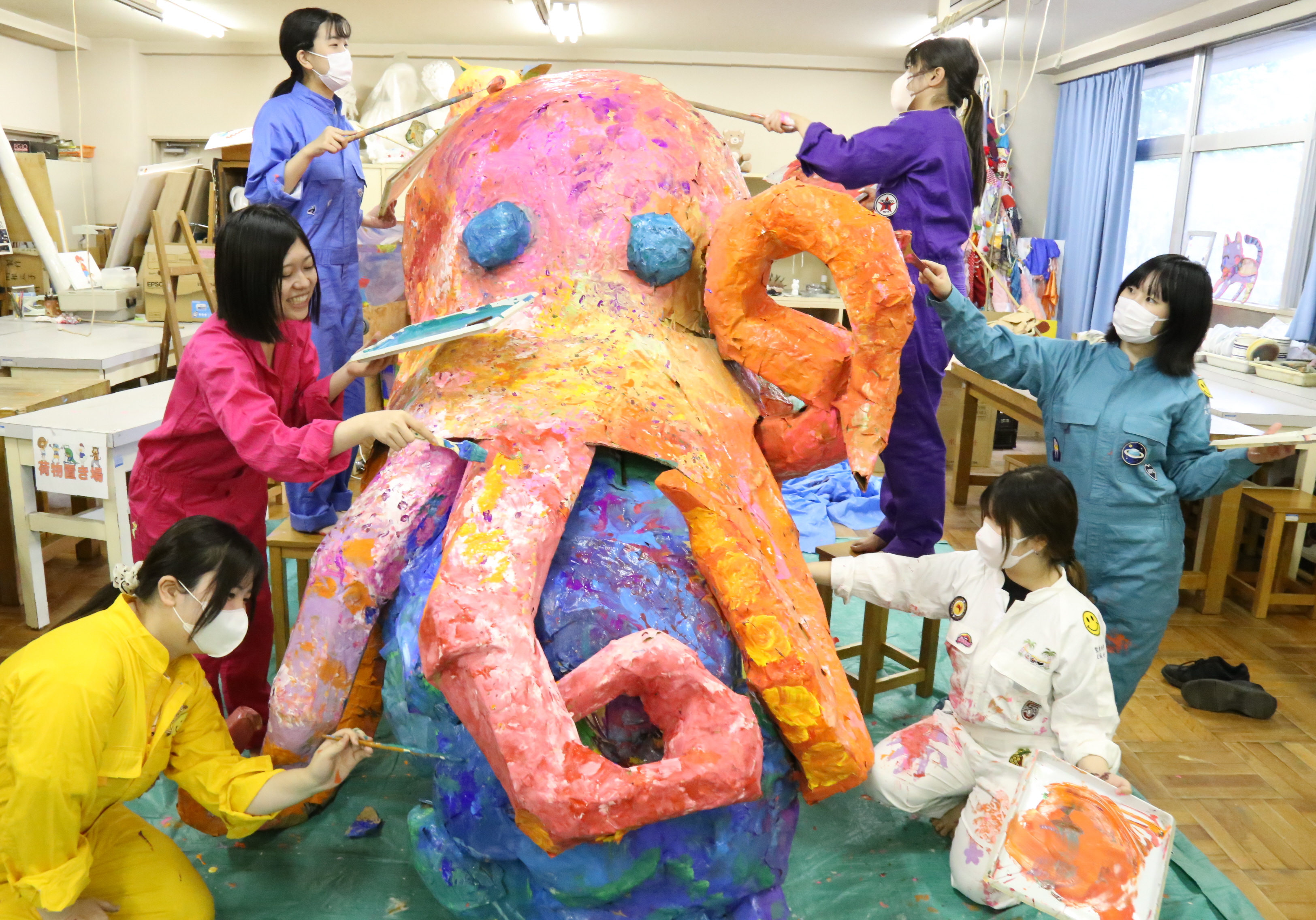 カラフル巨大タコ、イベントで子供たちと完成 保育士など目指す学生ら