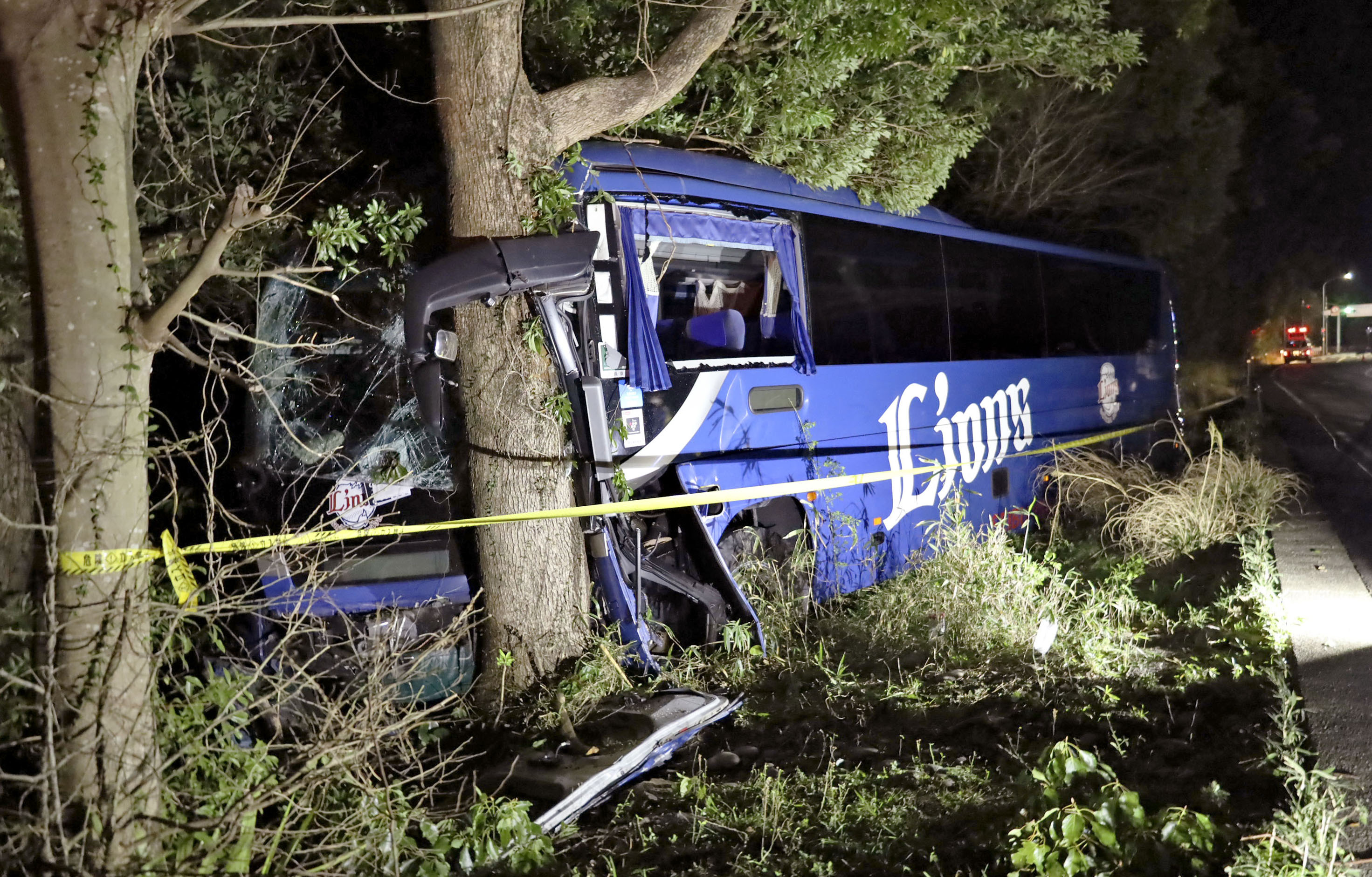 三重の大型バス防風林衝突、50代運転手が死亡 21人けが 運行は西武観光