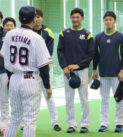 ヤクルト 池山２軍監督 真っ赤なグラブでキャッチボール サンスポ