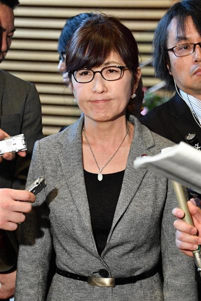 政界徒然草 細い足が魅力的 稲田朋美氏 ファッションｐｌａｙｂａｃｋでわかったオシャレ番長と防衛相辞任の必然性 3 6ページ 産経ニュース