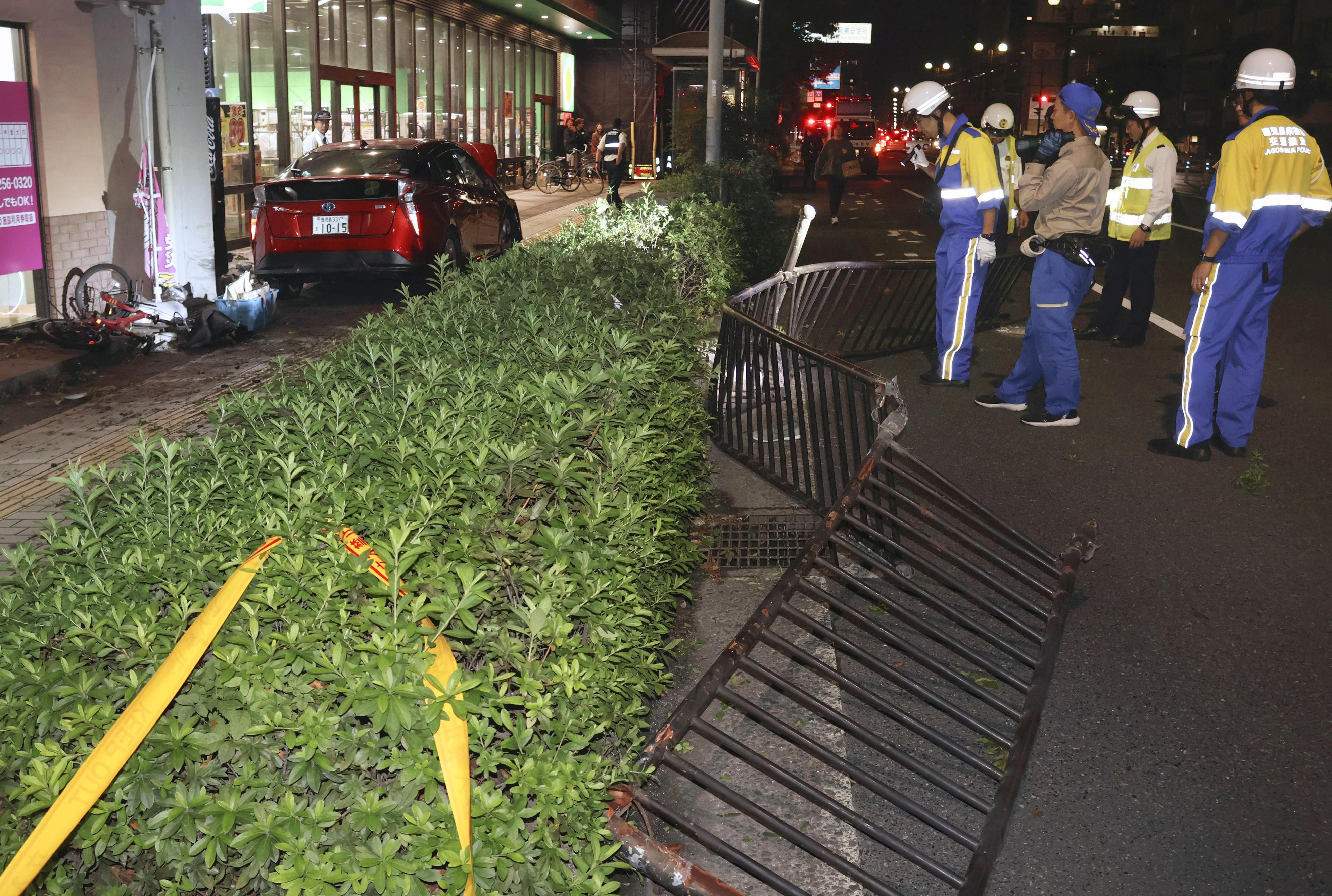 鹿児島市で歩道に車乗り上げ歩行者3人搬送、うち2人意識不明 運転の80