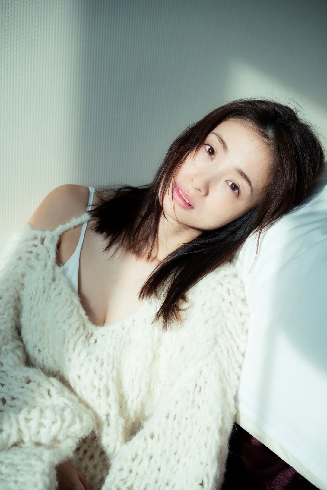 上戸彩、15年ぶり写真集の表紙公開「このチームだからこそ出て