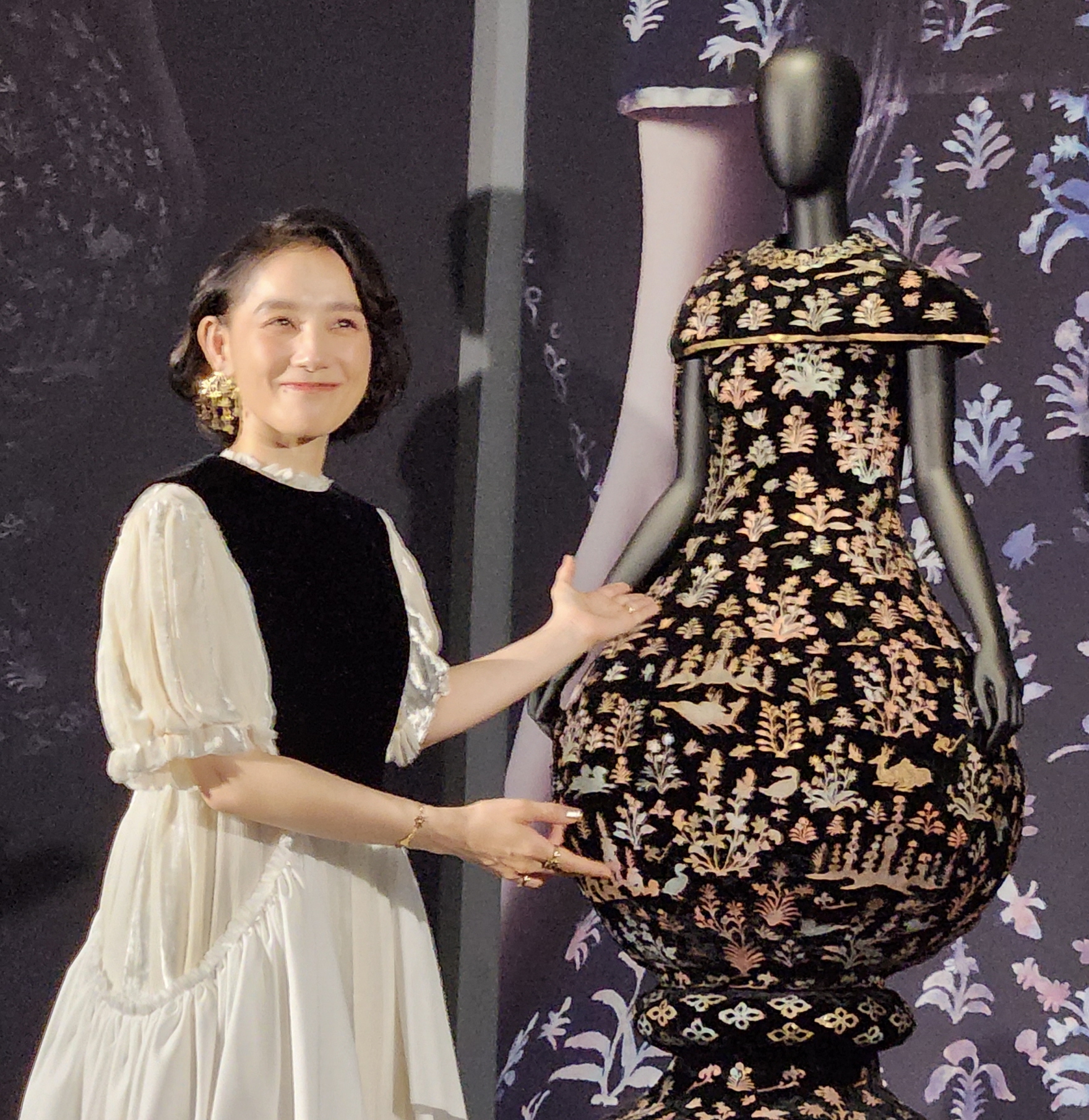 篠原ともえ、「宝物」からドレス作った！ 漆胡瓶をデザイン、展覧会で