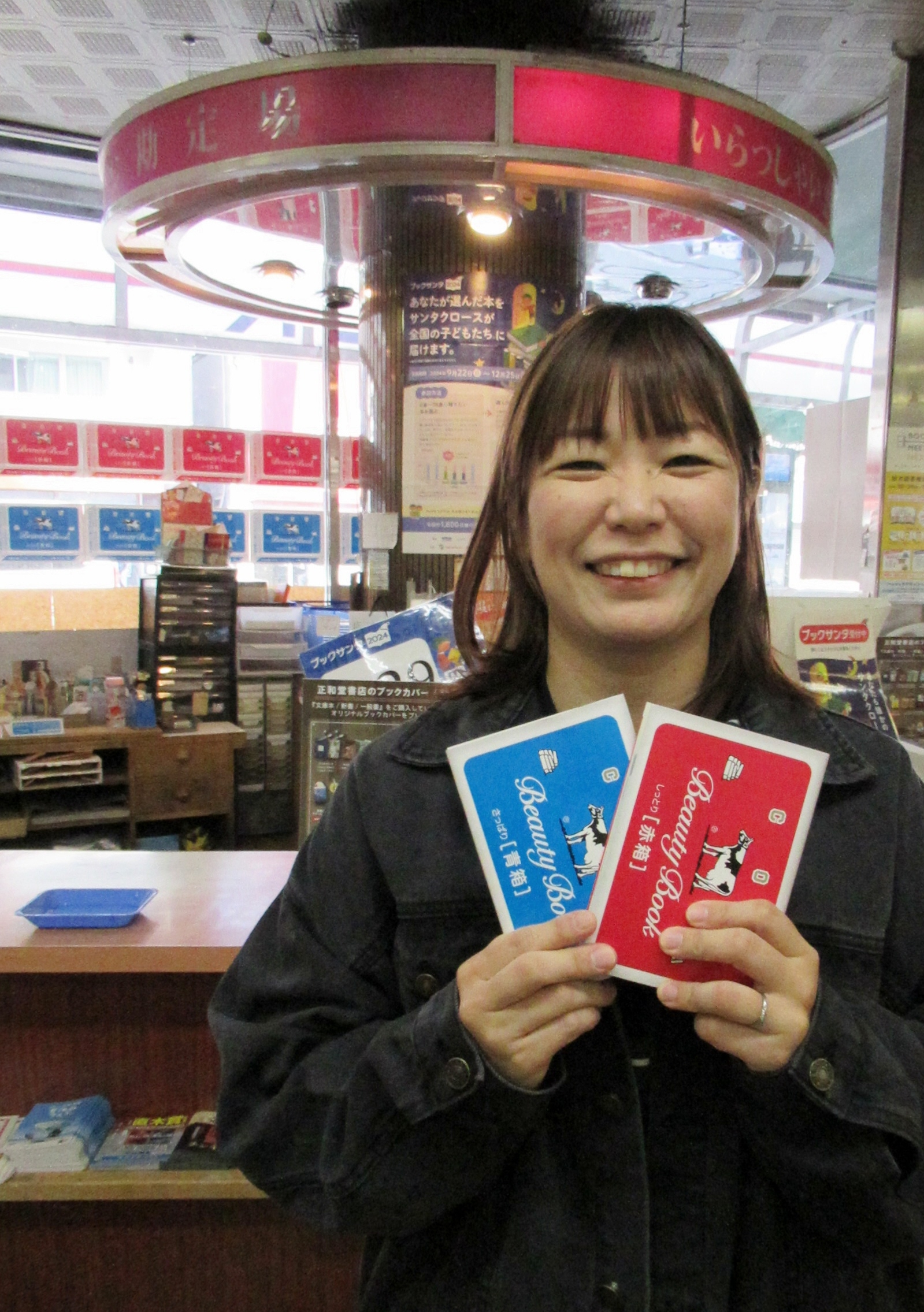 牛乳石鹸のブックカバー全国へ SNSで反響、紙の魅力PR 「本の日」に