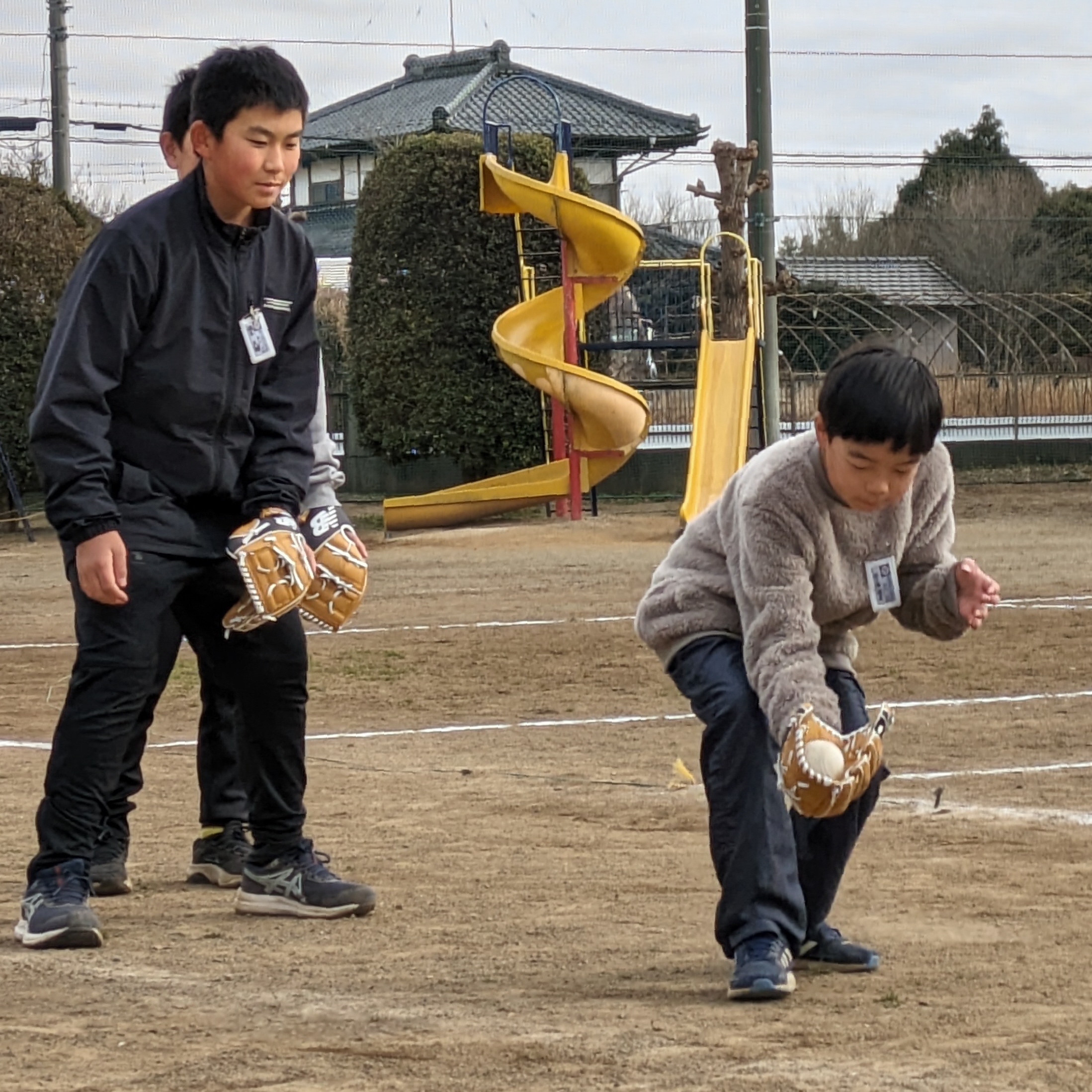 大谷翔平選手の寄贈グローブ 「左利き用もあった」、児童ら大喜びで
