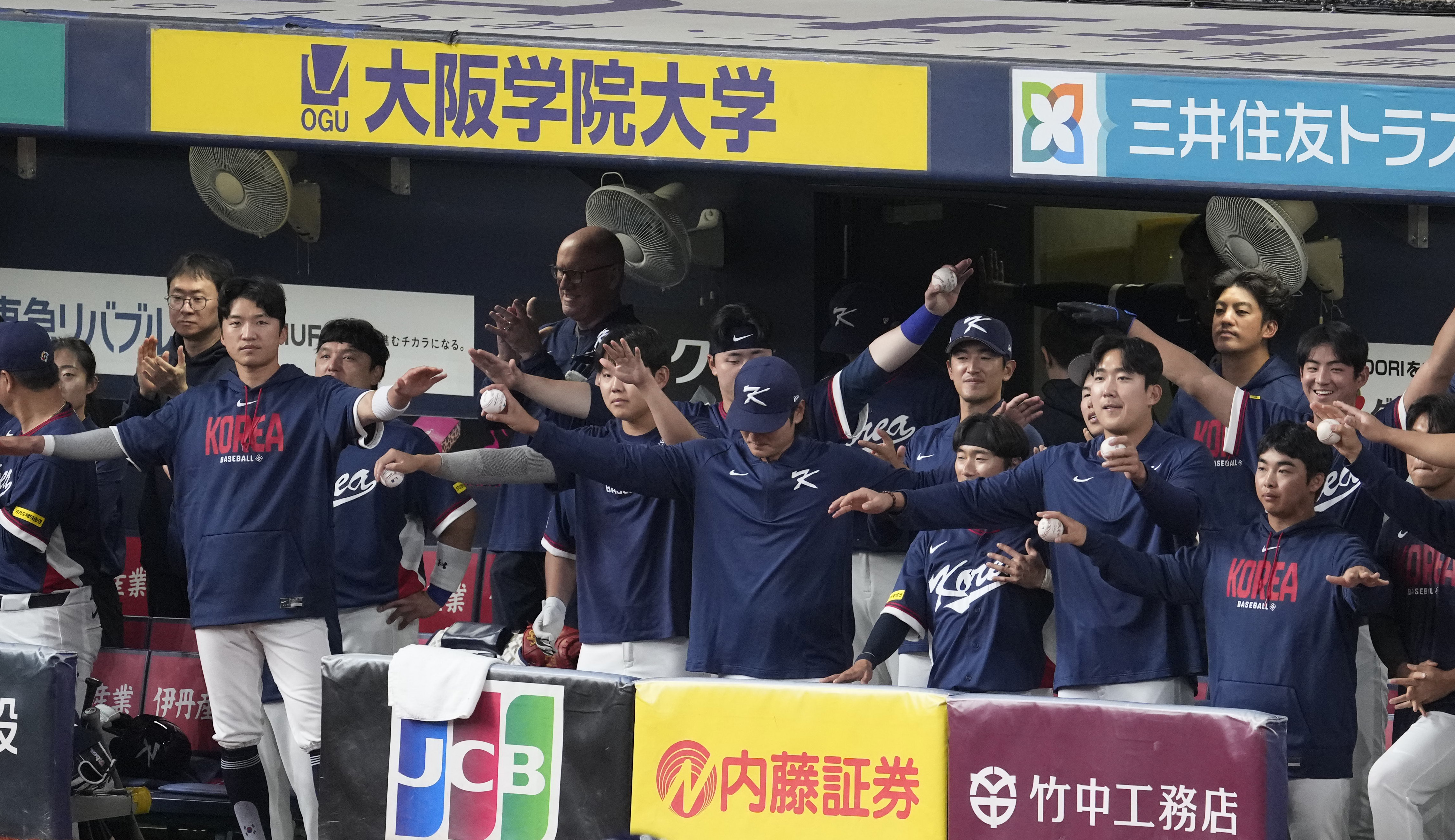 WBC韓国代表キム・ドヨンの2戦連発に飛行機ポーズで大盛り上がり 2日侍