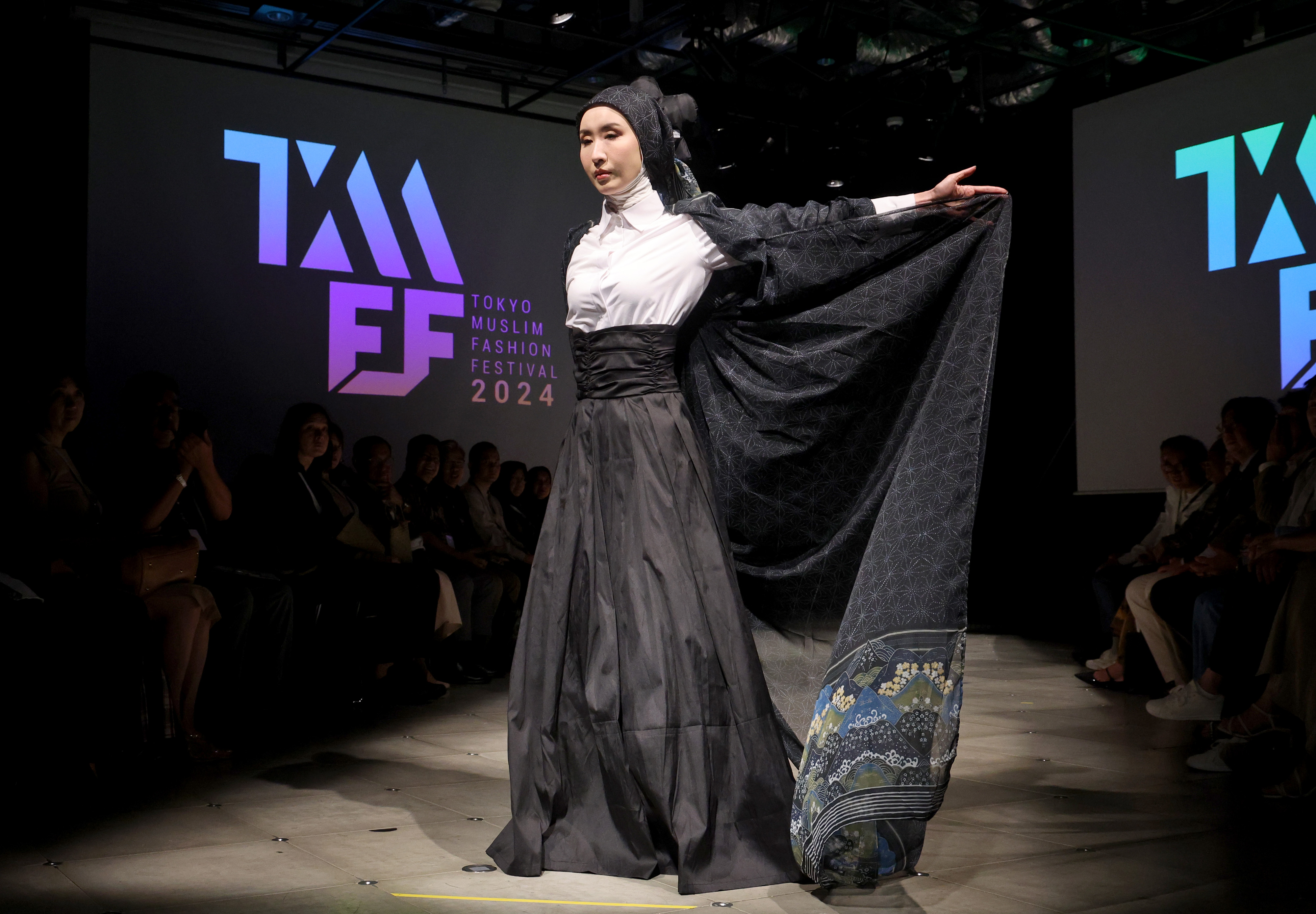 渋谷で「イスラム女性」のファッションショー 肌の露出控えた