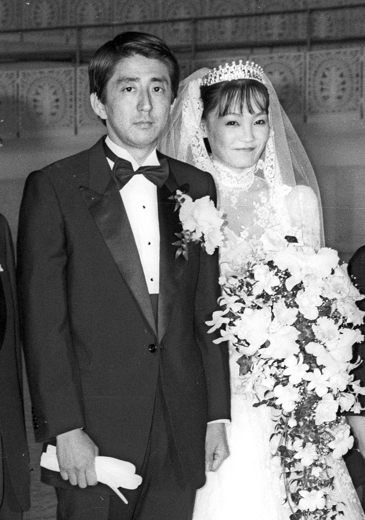 追悼 前総理大臣 安倍晋三 昭恵 夫妻記念写真 セット | www.ega.org.eg