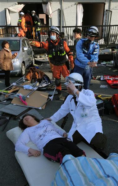 熊本地震 下敷きになった東海大生は友人の手を握りしめた １０人以上が生き埋めとなったアパート 大きな声で励まし合って耐えた 1 3ページ 産経ニュース