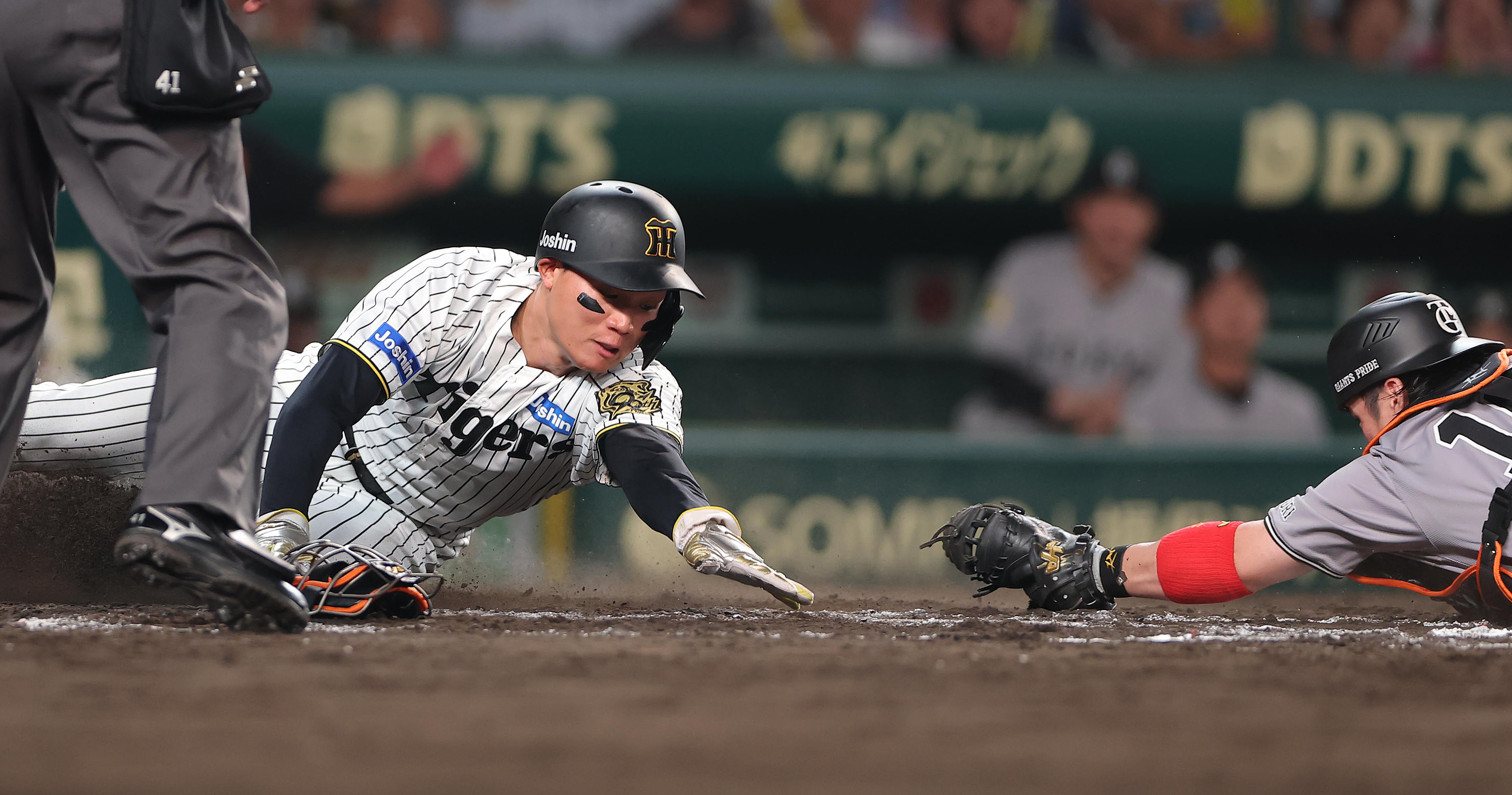 阪神・森下翔太、神の手！ 内野ゴロ敵失で本塁突入し、甲斐のタッチを 
