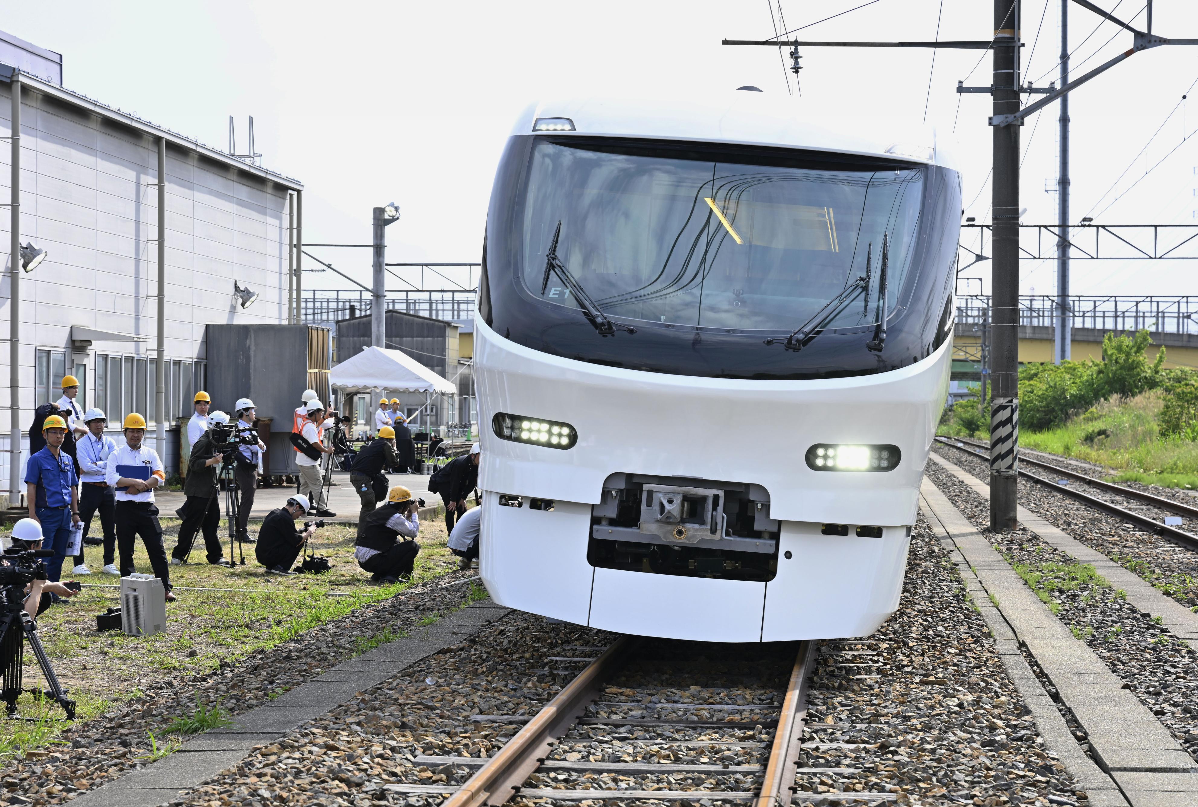 JR東海「しなの」振り子式の新型車両公開 ひじかけにコンセント、29