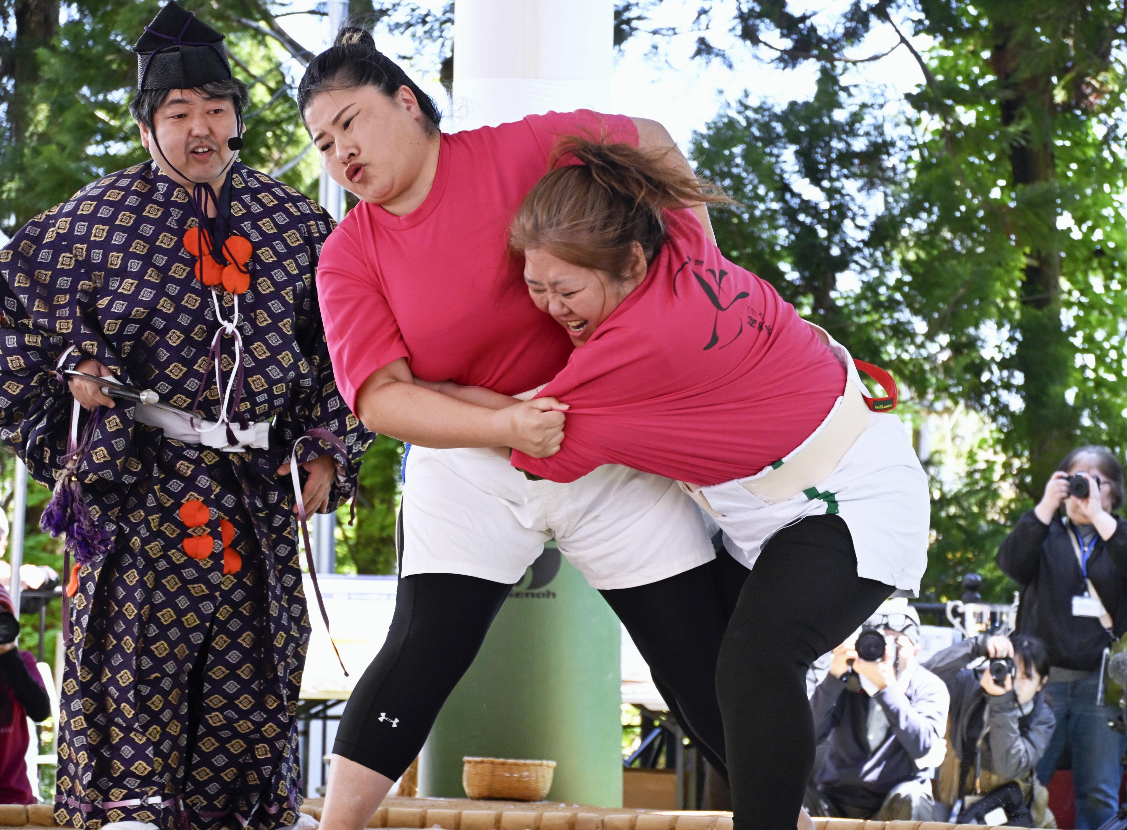 母の日」恒例、女相撲で熱戦 北海道・福島 千代の山、千代の富士の2