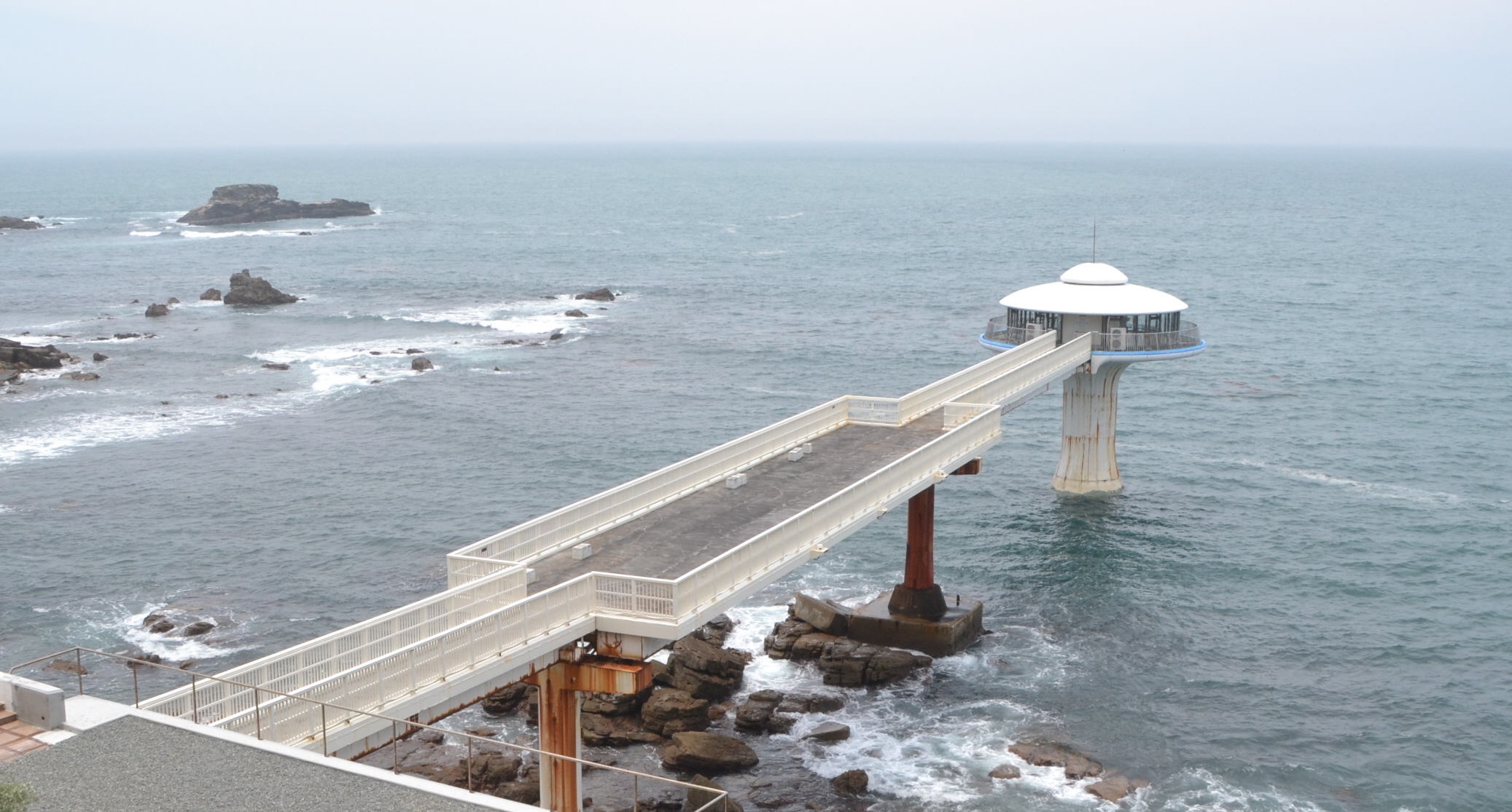 関西の塔】窓からカラフル熱帯魚観賞 「白浜海中展望塔」は2代目