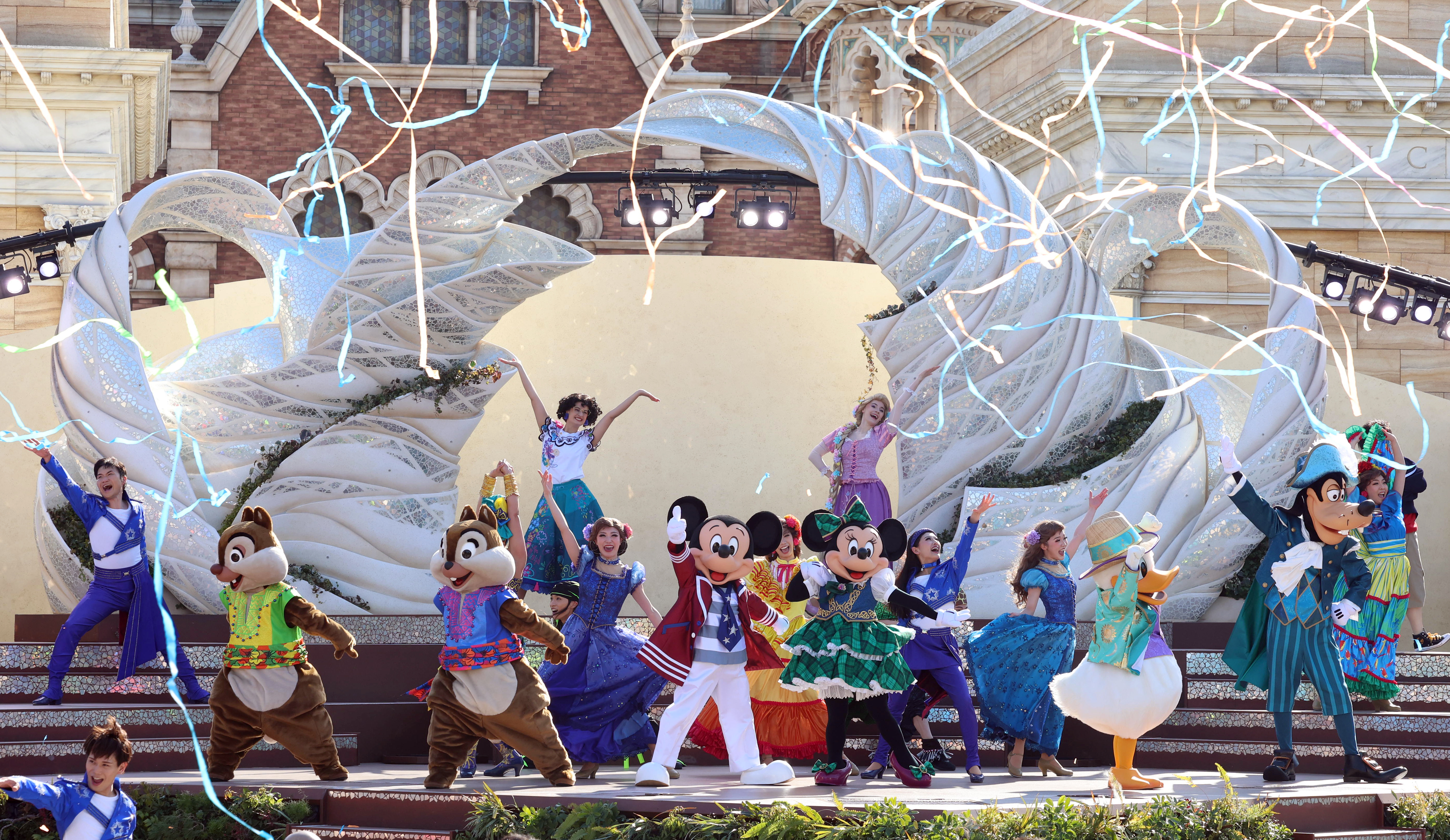動画】ミッキーが世界のダンスで祝う25周年 ディズニーシー新ショー