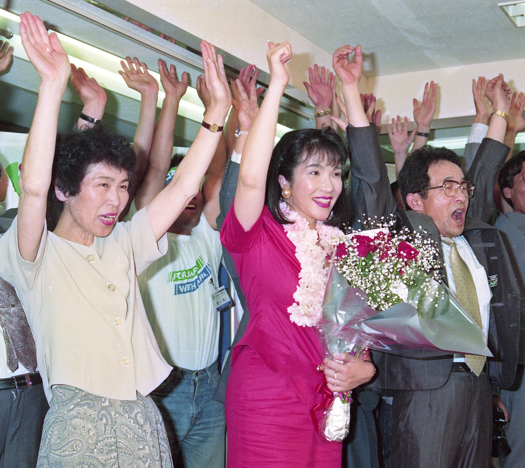 真っ赤なバラのようであれ」母の教え 高市早苗氏が女性初の総裁 ロック