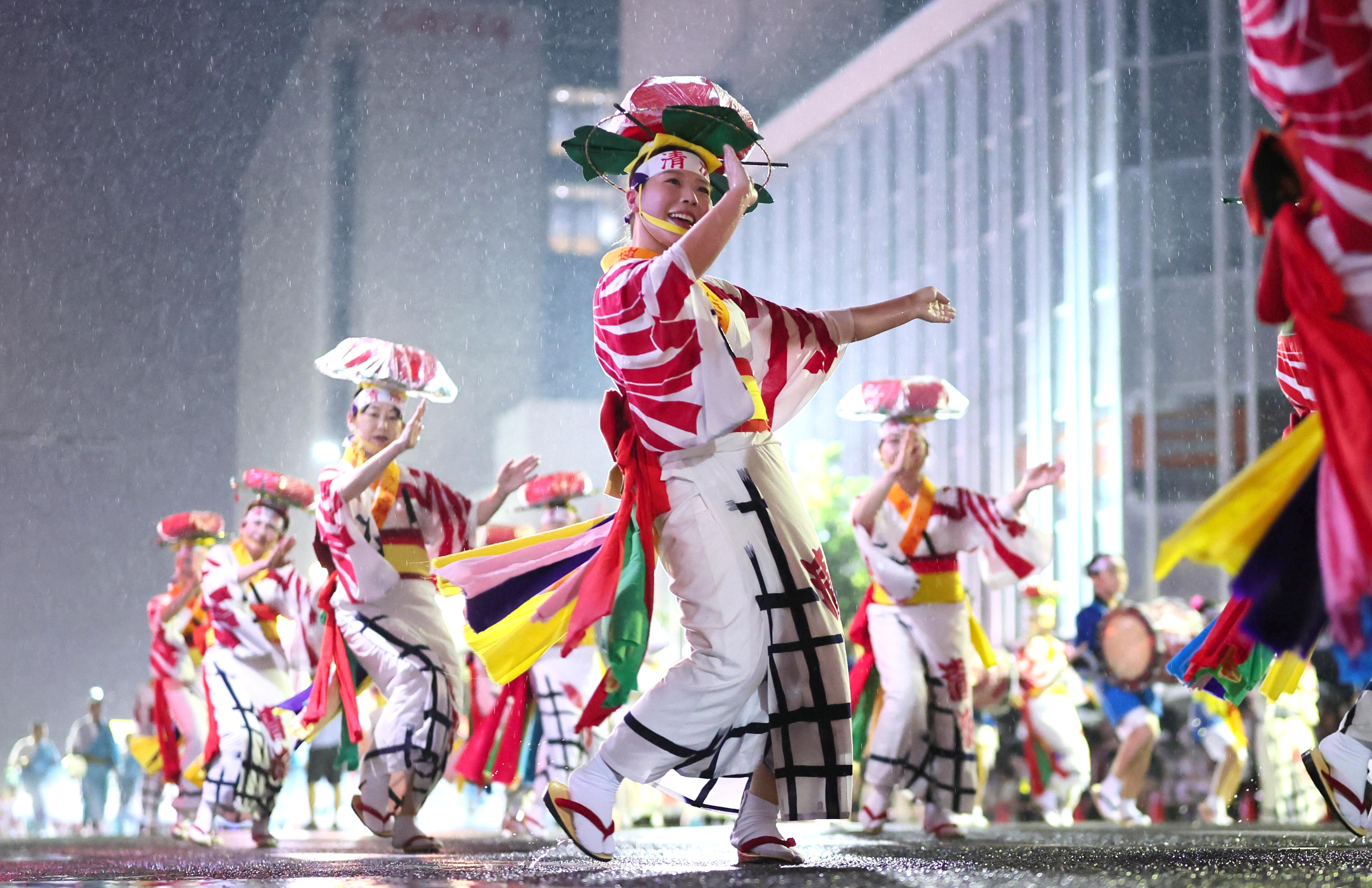 雨音に響く掛け声 盛岡さんさ踊りが開幕、期間中208団体2万6600人が