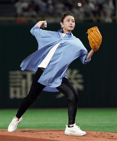 石原さとみ、始球式で「ノールック投法」披露！ - サンスポ