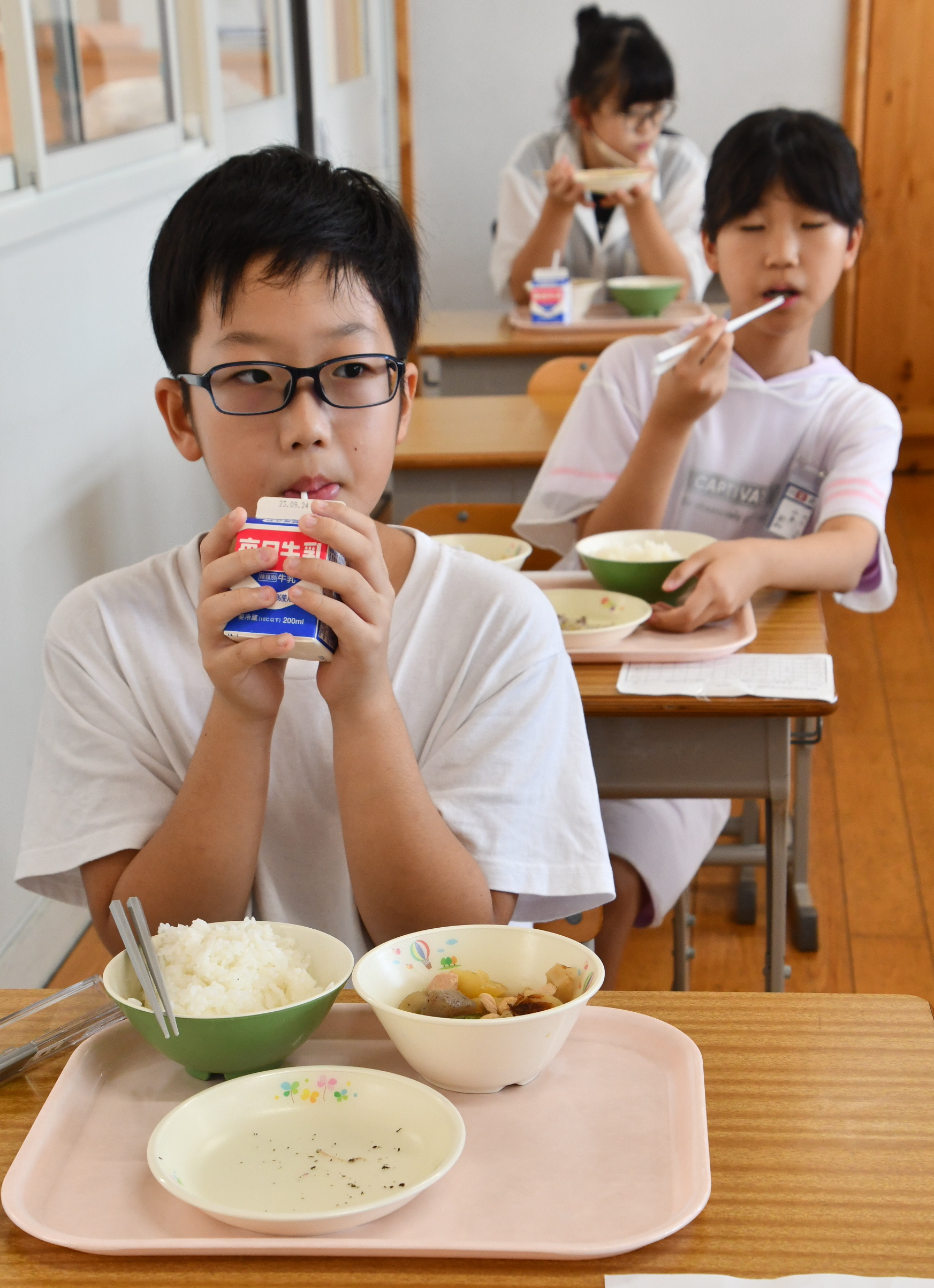 和食とあわない」学校給食に牛乳不要論 コスト高も議論の背景 - 産経