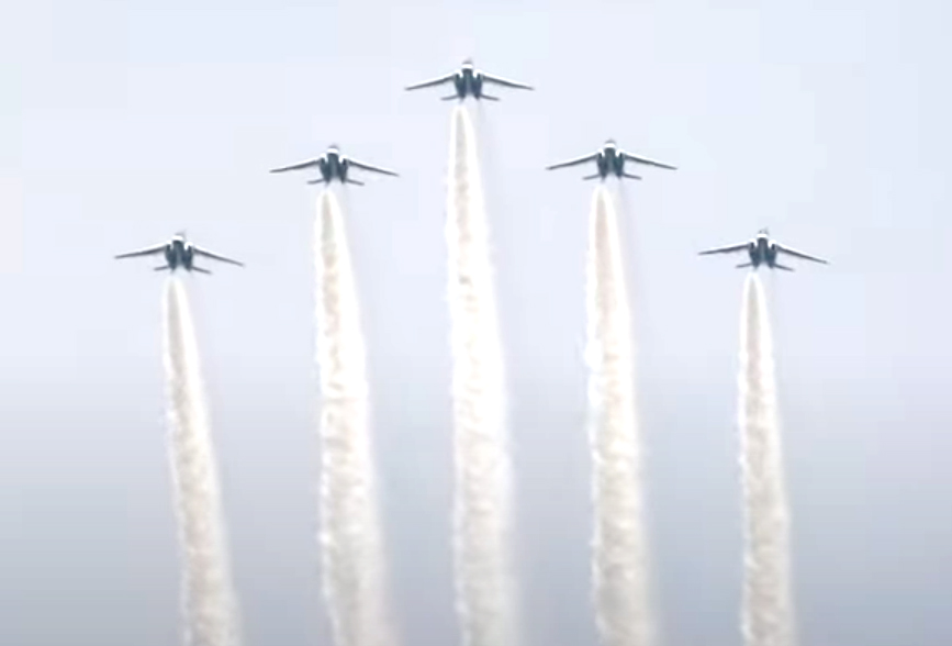 動画】仙台上空に5機のスモーク ブルーインパルス展示飛行 - 産経ニュース
